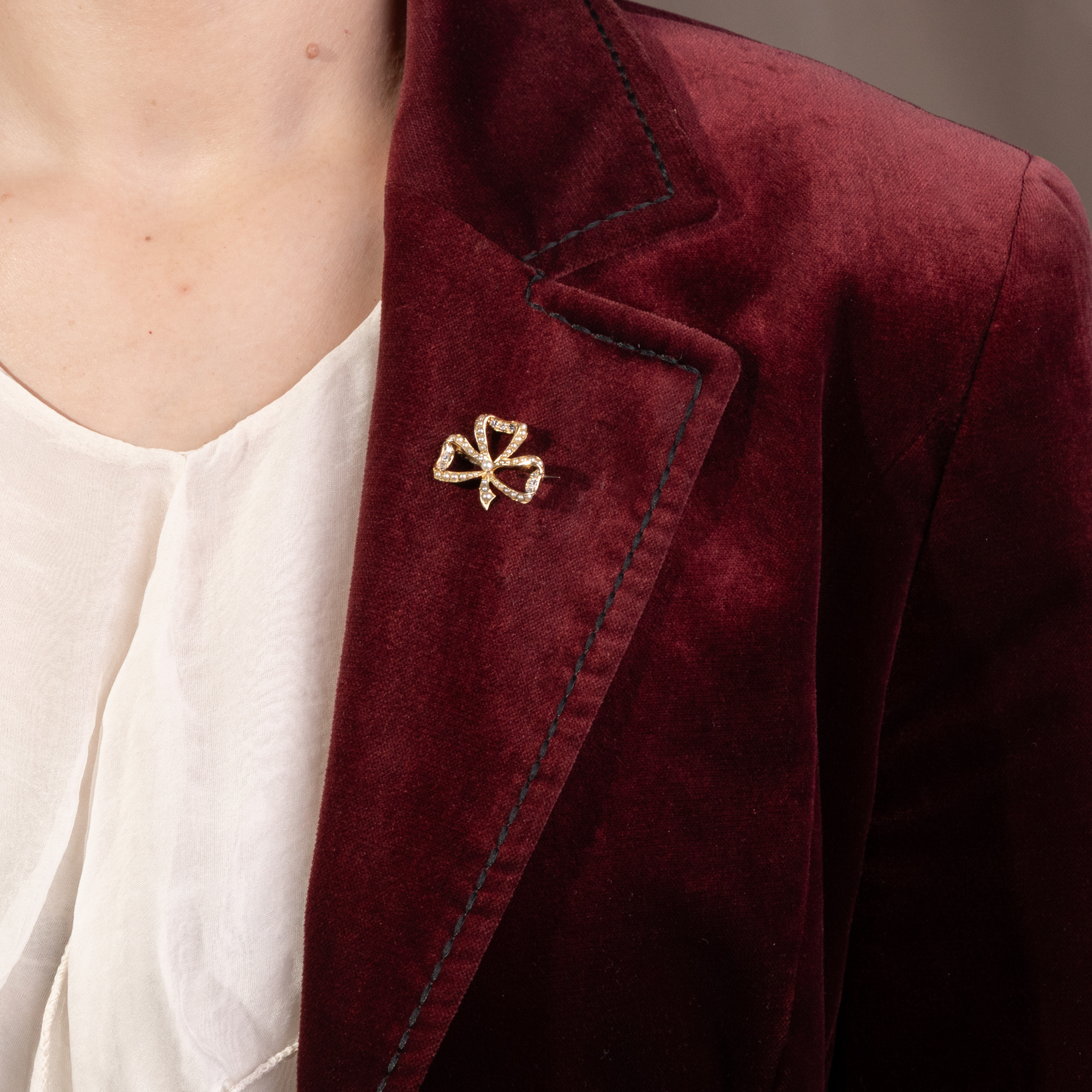 Antike Schleife als Brosche mit Perlen & Diamanten in Gold, um 1900 & später Antike Schleife als Brosche mit Perlen & Diamanten in Gold, um 1900 & später