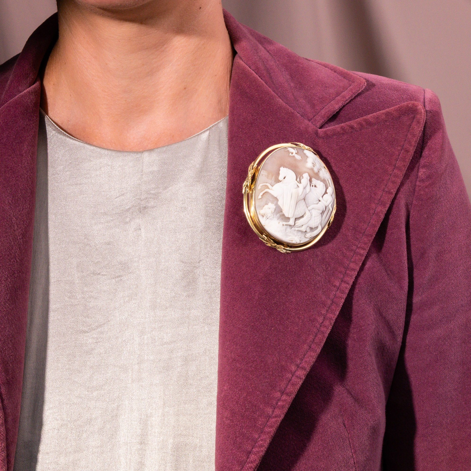 Große Muschelkamee in Gold mit Darstellung einer Falkenjagd, um 1840 Große Muschelkamee in Gold mit Darstellung einer Falkenjagd, um 1840