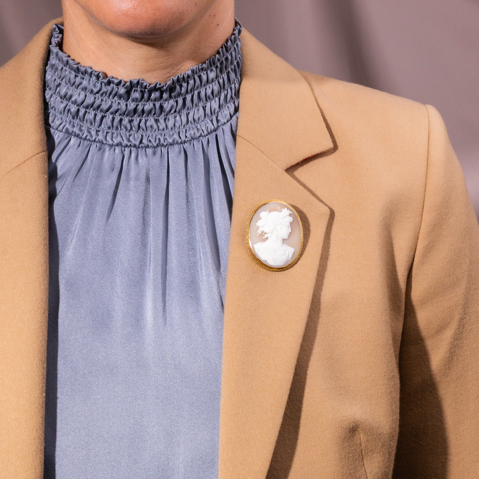 Antike Kamee der Clio als Brosche in Gold, um 1880 Antike Kamee der Clio als Brosche in Gold, um 1880