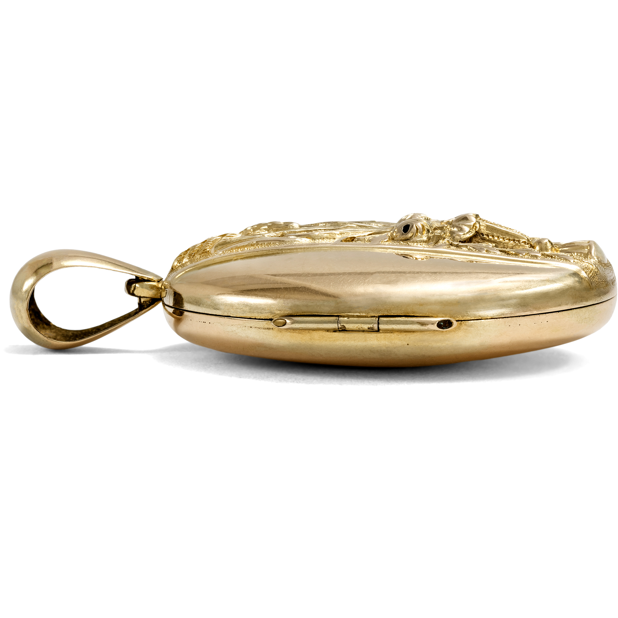 Viktorianisches Medaillon aus getriebenem Gold, um 1875 Viktorianisches Medaillon aus getriebenem Gold, um 1875