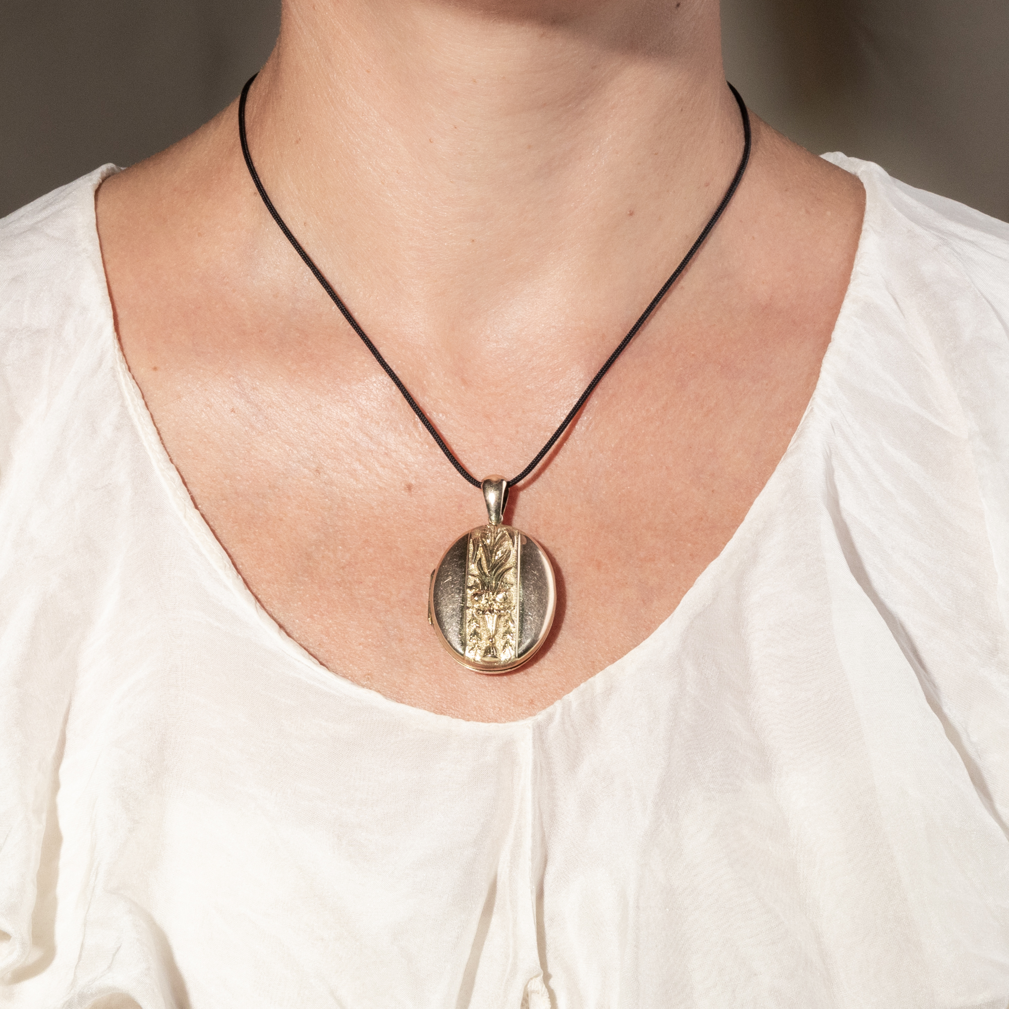 Viktorianisches Medaillon aus getriebenem Gold, um 1875 Viktorianisches Medaillon aus getriebenem Gold, um 1875