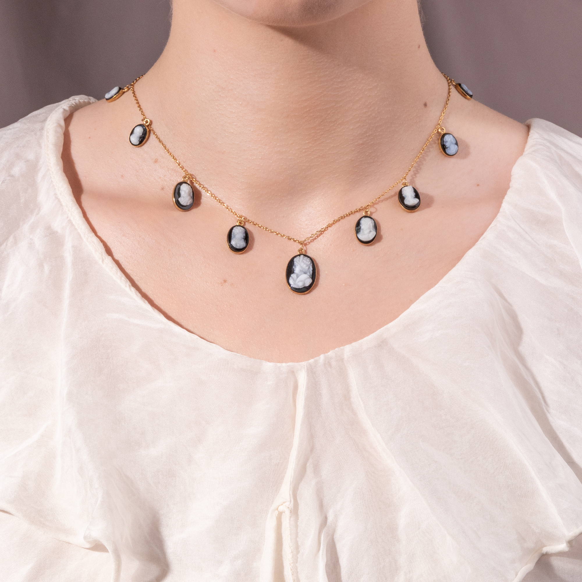 Zartes Collier des Historismus mit neun Kameen aus Achat, um 1880 Zartes Collier des Historismus mit neun Kameen aus Achat, um 1880