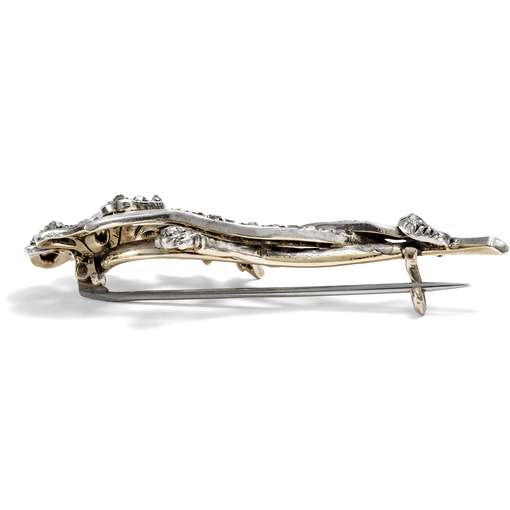 Florale Brosche mit Diamanten & Naturperle in Silber auf Gold, um 1890 Florale Brosche mit Diamanten & Naturperle in Silber auf Gold, um 1890