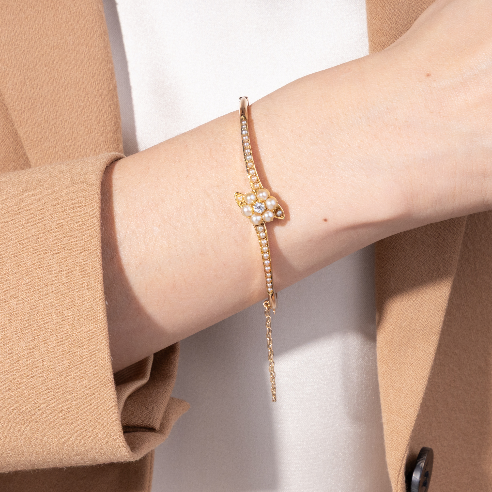 Eleganter antiker Armreif mit Orientperlen & Diamant in Gold, um 1890 Eleganter antiker Armreif mit Orientperlen & Diamant in Gold, um 1890