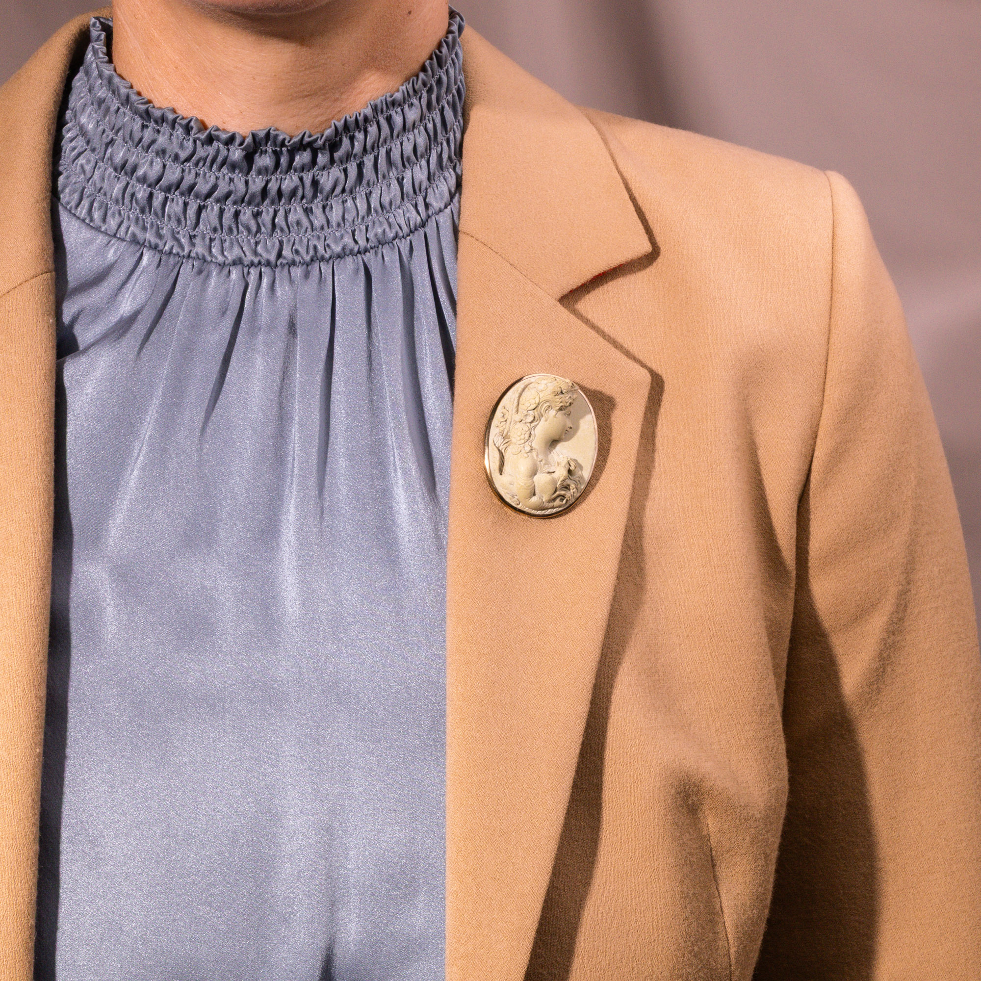 Ungewöhnliche Kamee aus „Vesuv-Lava“ einer Dame mit Hund, Italien um 1860 Ungewöhnliche Kamee aus „Vesuv-Lava“ einer Dame mit Hund, Italien um 1860