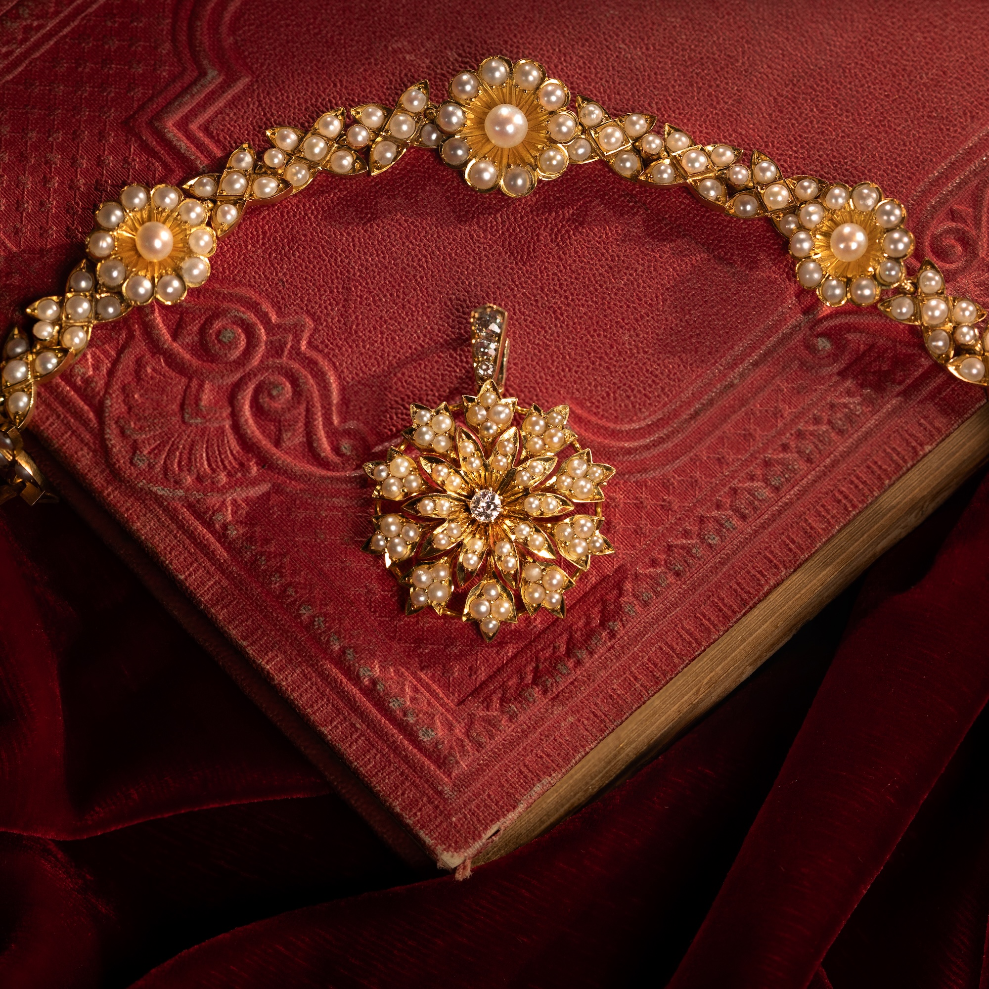 Schweres viktorianisches Armband mit Naturperlen in Gold, um 1890 Schweres viktorianisches Armband mit Naturperlen in Gold, um 1890