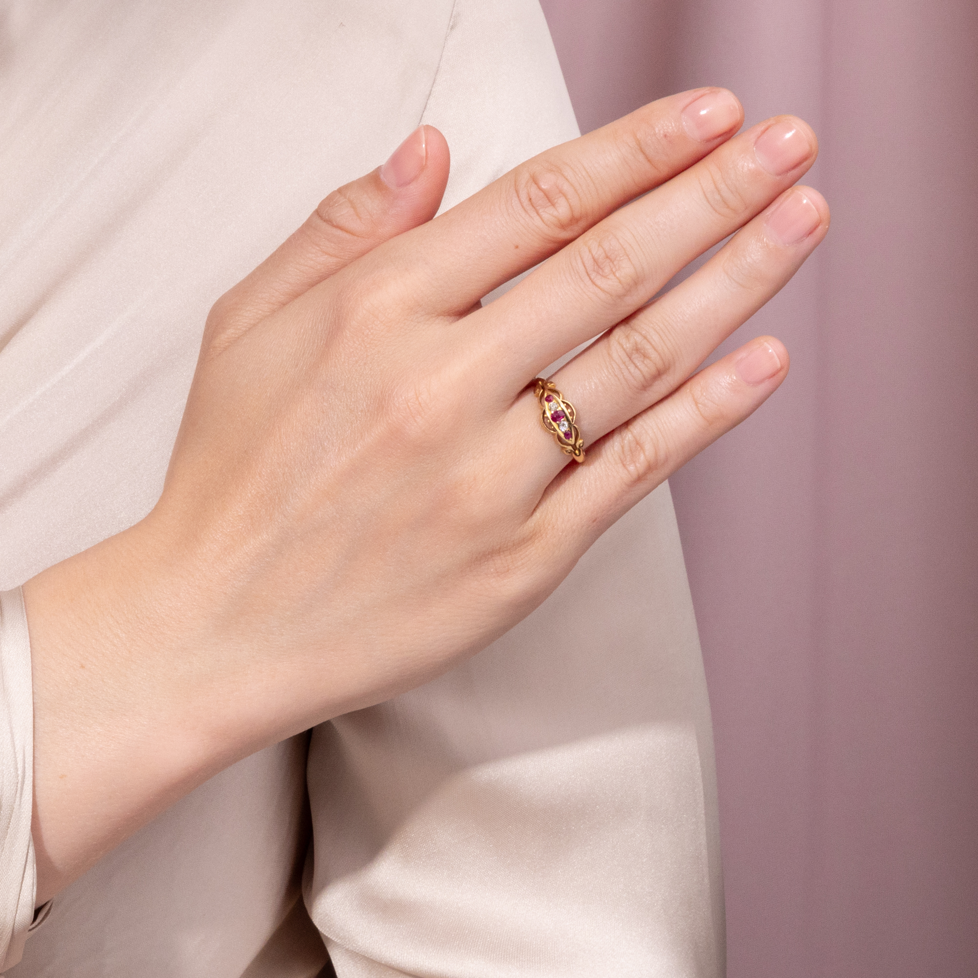 Viktorianischer Ring mit Rubinen & Diamanten in Gold, England um 1900 Viktorianischer Ring mit Rubinen & Diamanten in Gold, England um 1900