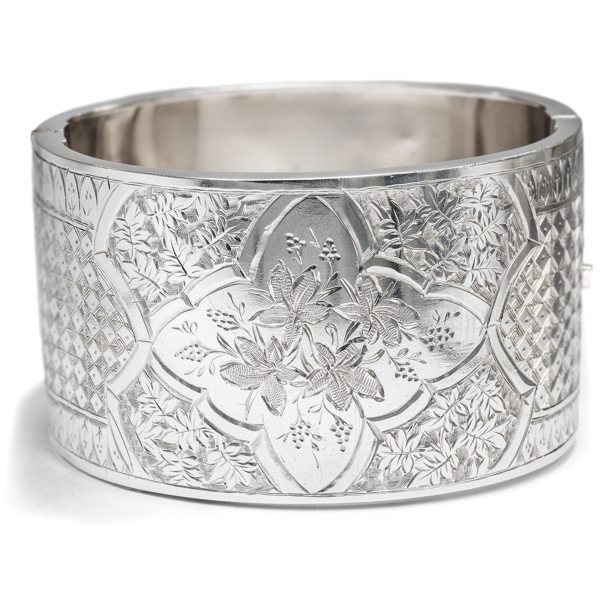 Breiter viktorianischer Armreif aus Sterlingsilber mit Gravuren, England um 1880 Breiter viktorianischer Armreif aus Sterlingsilber mit Gravuren, England um 1880