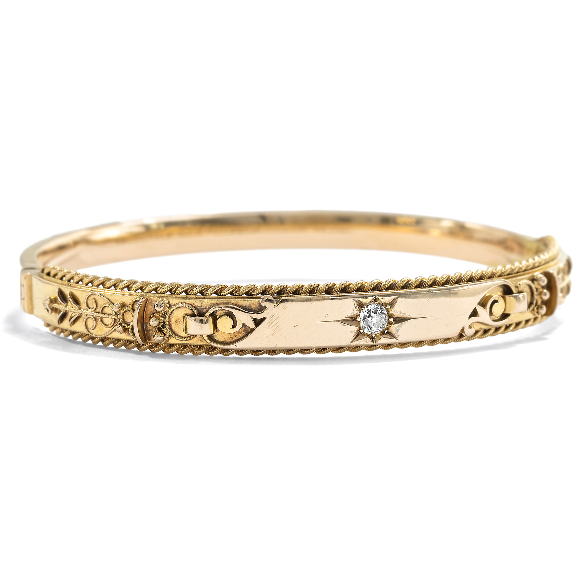 Eleganter Armreif aus Gold mit Diamant im Altschliff, England um 1900