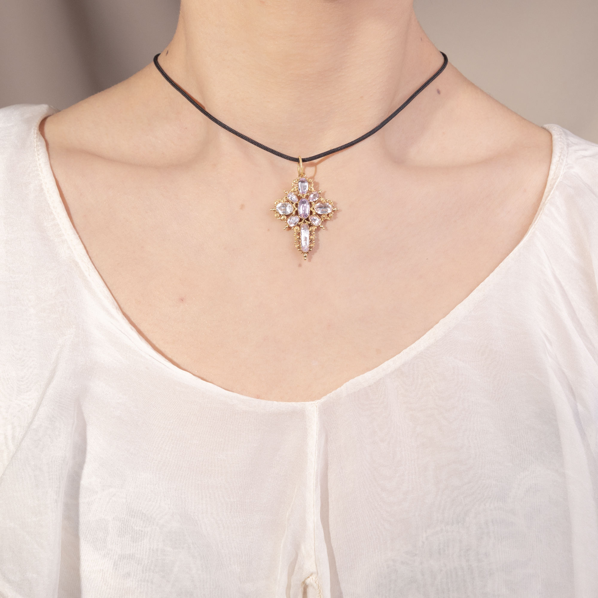 Zartes antikes Cannetille-Kreuz mit rosa Topasen in Gold, wohl England, um 1825 Zartes antikes Cannetille-Kreuz mit rosa Topasen in Gold, wohl England, um 1825