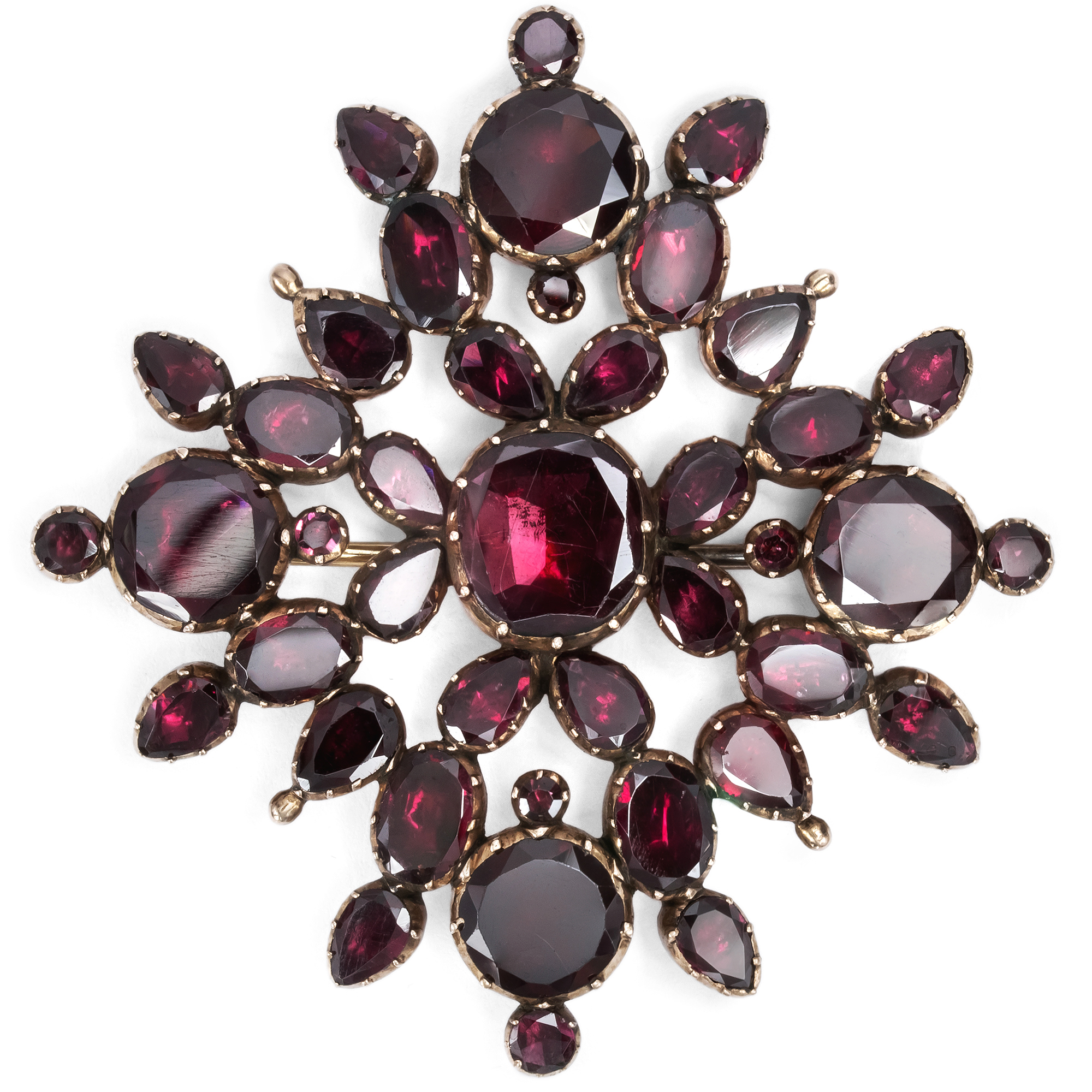 Antike Brosche mit Granaten im „Flat Cut“ in Gold, um 1820 Antike Brosche mit Granaten im „Flat Cut“ in Gold, um 1820