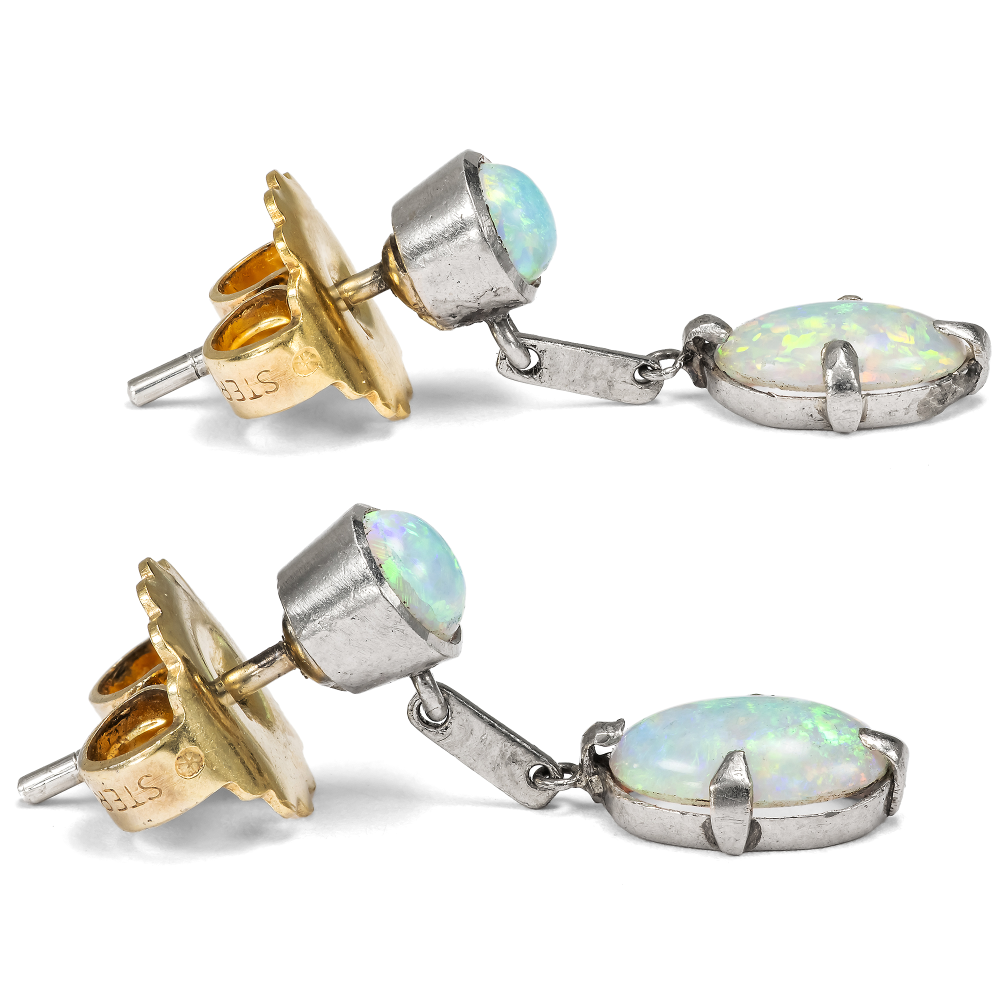 Antike Ohrringe mit Opalen in Silber, Großbritannien um 1920 Antike Ohrringe mit Opalen in Silber, Großbritannien um 1920
