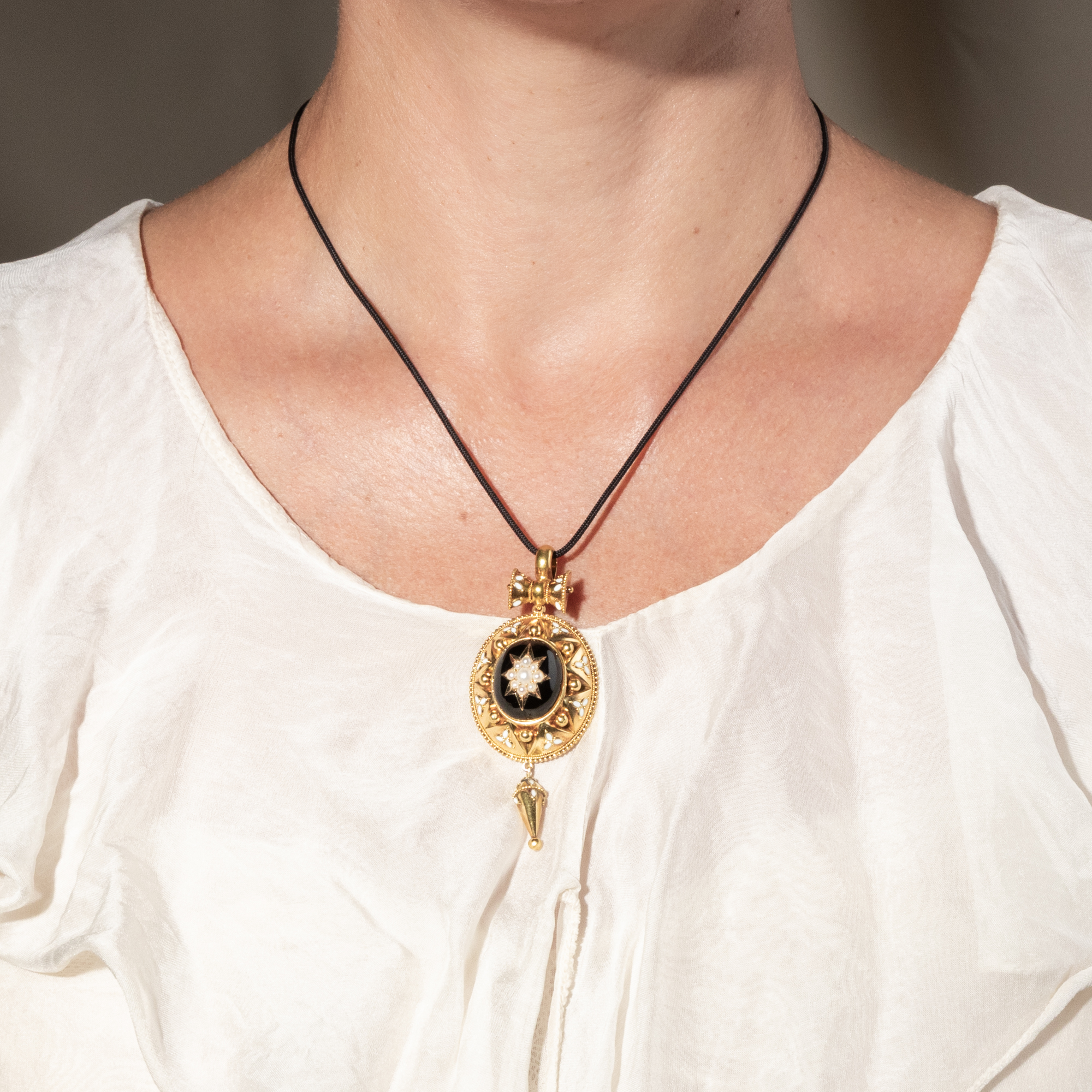 Prachtvolles Medaillon mit Perlen im Archäologischen Stil von Streeter, London um 1870 Prachtvolles Medaillon mit Perlen im Archäologischen Stil von Streeter, London um 1870