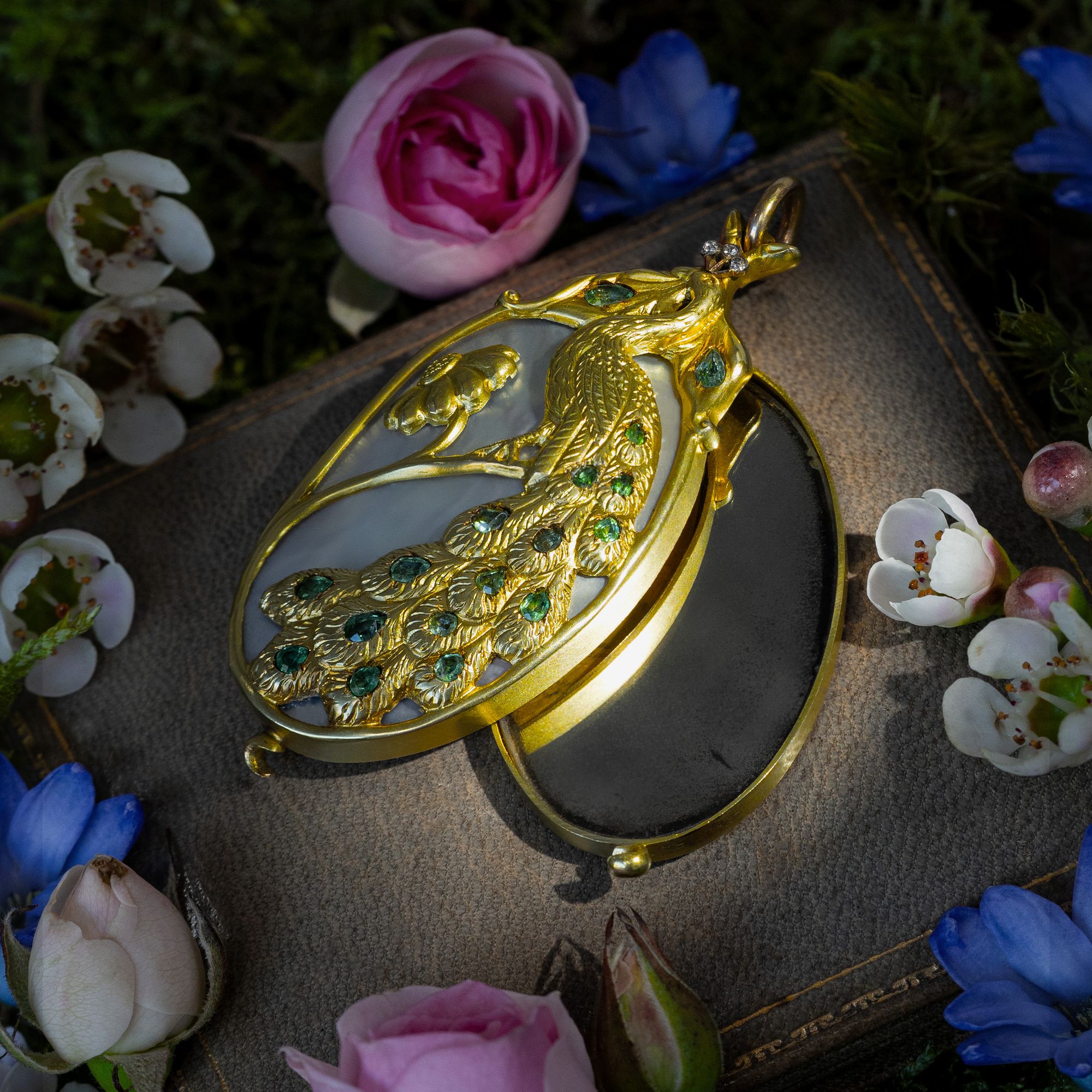 Antikes Spiegel-Medaillon mit Smaragden & Perlmutt in Gold, um 1900 Antikes Spiegel-Medaillon mit Smaragden & Perlmutt in Gold, um 1900