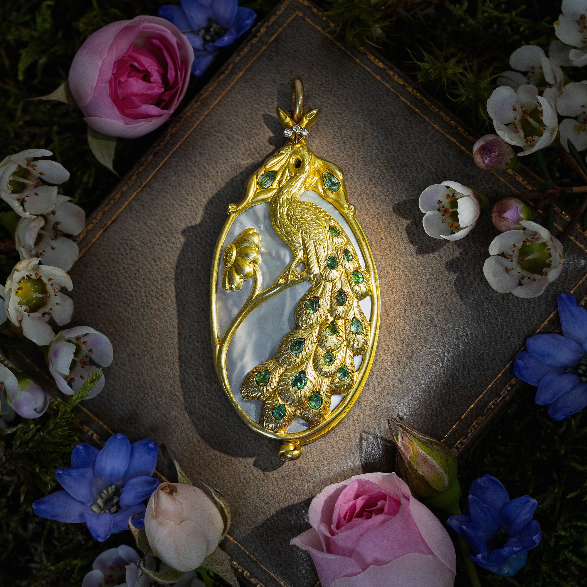 Antikes Spiegel-Medaillon mit Smaragden & Perlmutt in Gold, um 1900 Antikes Spiegel-Medaillon mit Smaragden & Perlmutt in Gold, um 1900