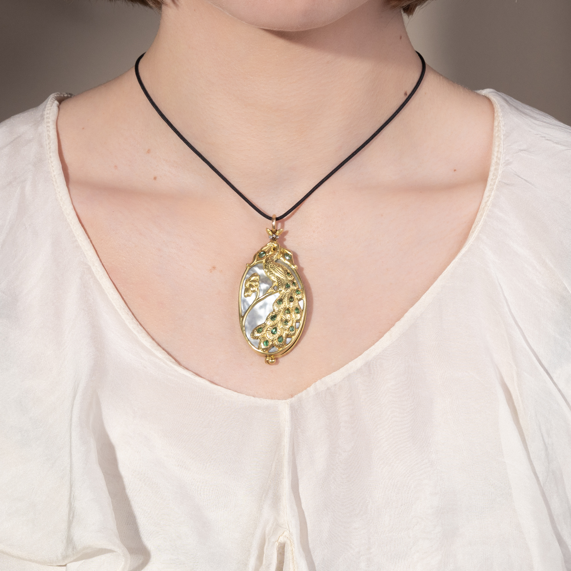 Antikes Spiegel-Medaillon mit Smaragden & Perlmutt in Gold, um 1900 Antikes Spiegel-Medaillon mit Smaragden & Perlmutt in Gold, um 1900