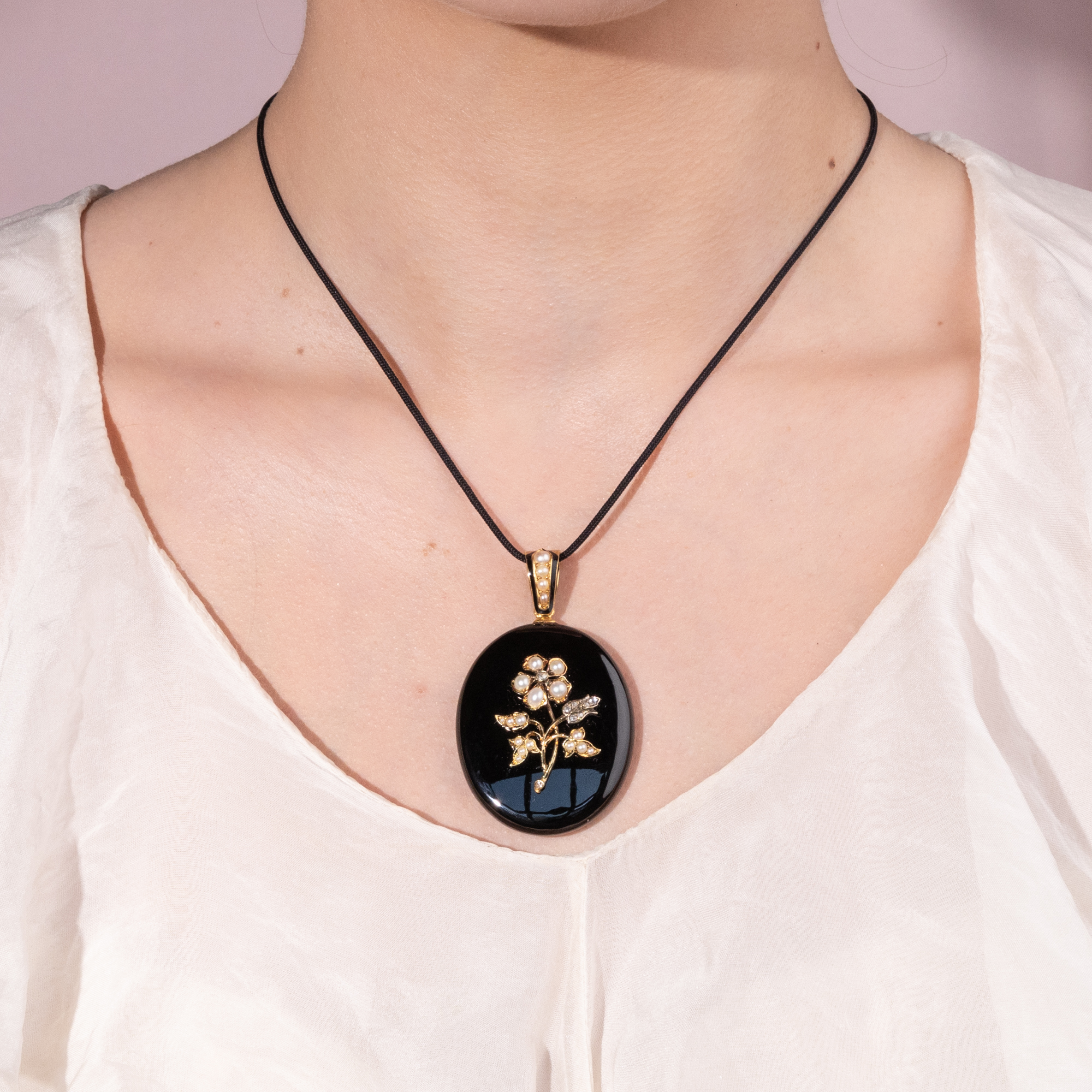 Kostbares Medaillon aus Onyx, Gold, Perlen & Diamanten, um 1880 Kostbares Medaillon aus Onyx, Gold, Perlen & Diamanten, um 1880