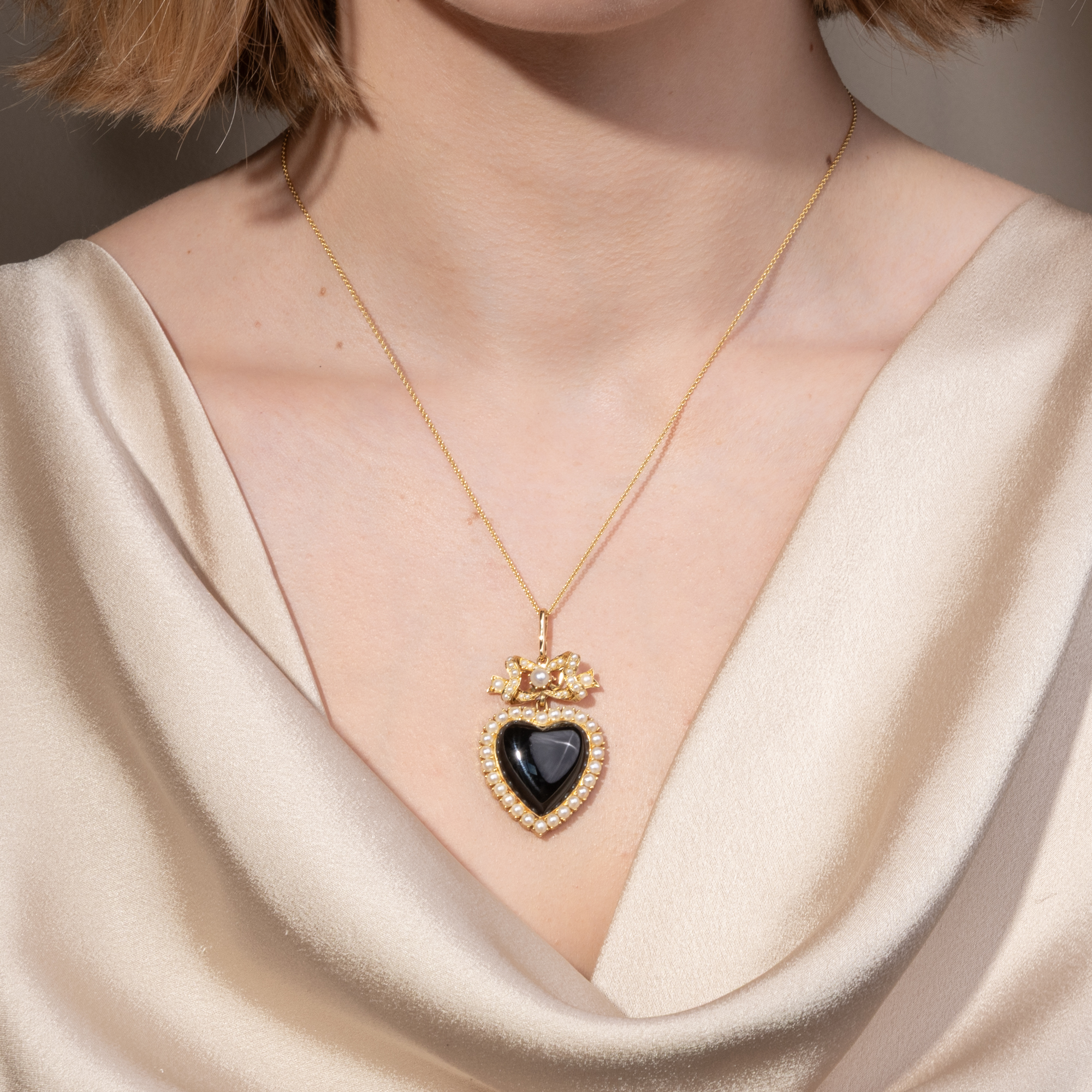Anhänger-Brosche mit Onyx und Perlen in Gold, Großbritannien um 1900 & später Anhänger-Brosche mit Onyx und Perlen in Gold, Großbritannien um 1900 & später