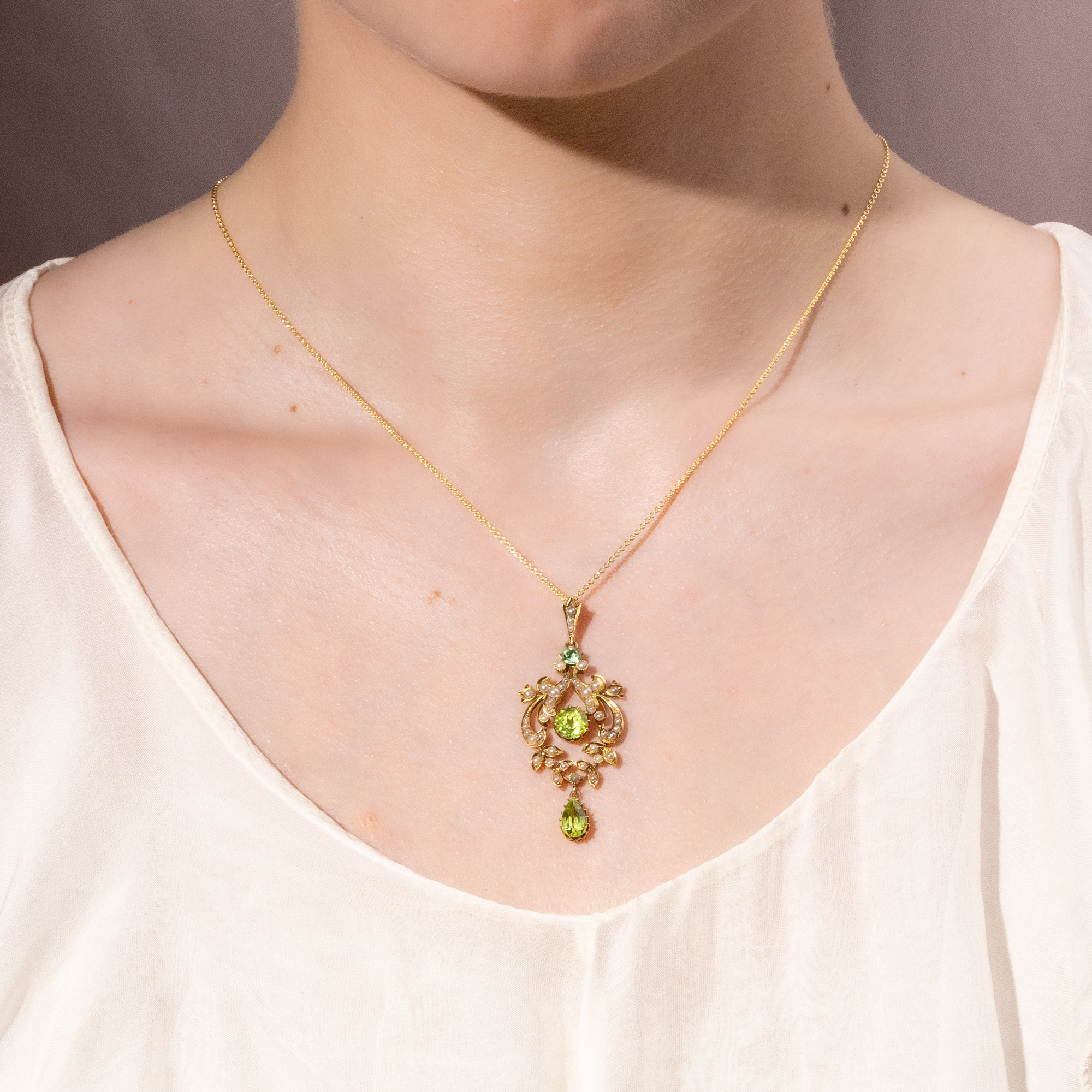 Elegant Pendant With Peridot & Pearls in Gold, Great Britain Circa 1905 Elegant Pendant With Peridot & Pearls in Gold, Great Britain Circa 1905