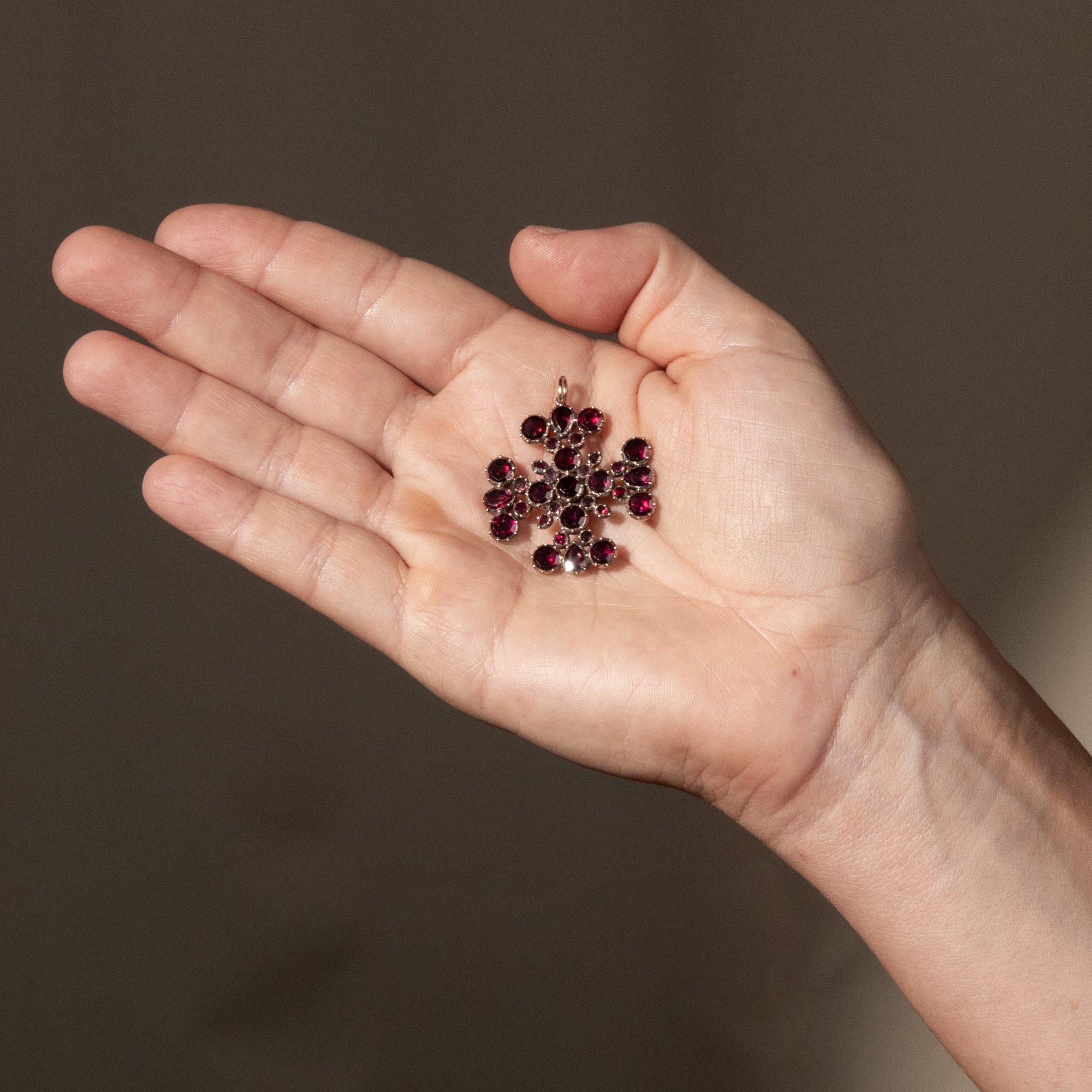 Antiker Anhänger in Form eines Malteserkreuzes mit Granaten, Großbritannien um 1825 Antiker Anhänger in Form eines Malteserkreuzes mit Granaten, Großbritannien um 1825