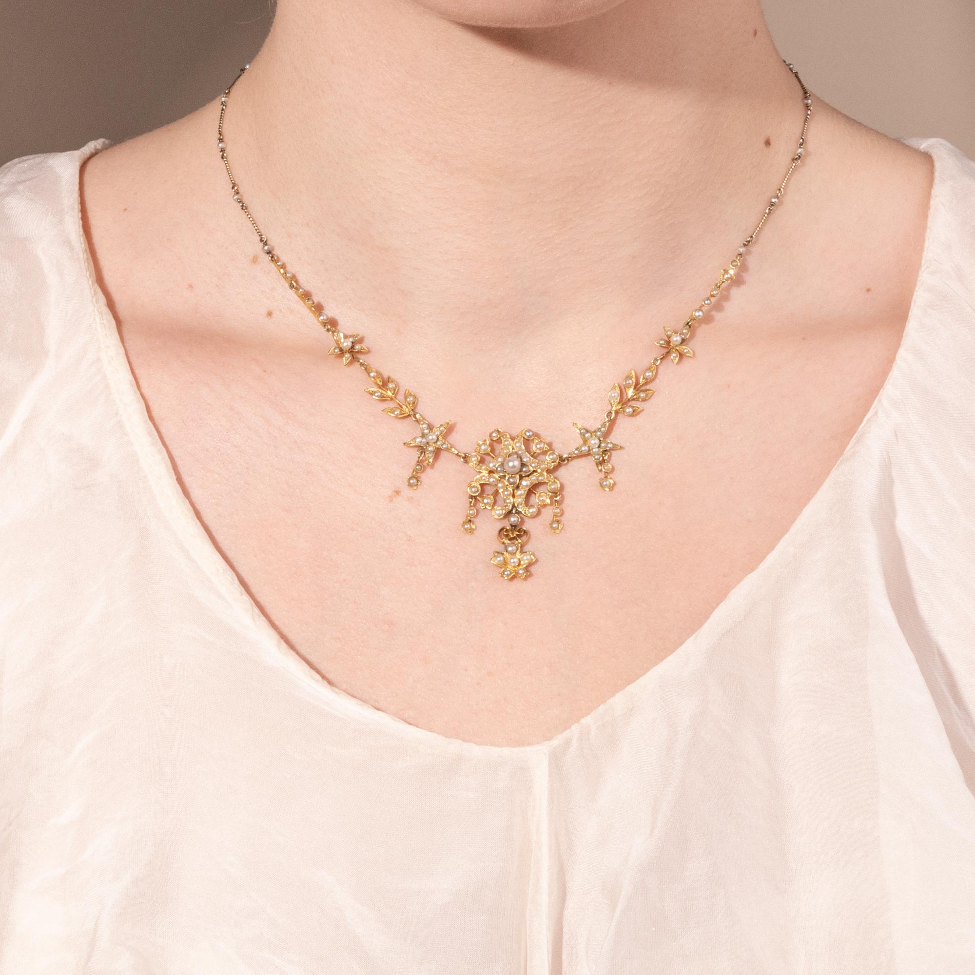 Zierliches antikes „Necklet“ mit Perlen in Gold, Großbritannien um 1900 Zierliches antikes „Necklet“ mit Perlen in Gold, Großbritannien um 1900
