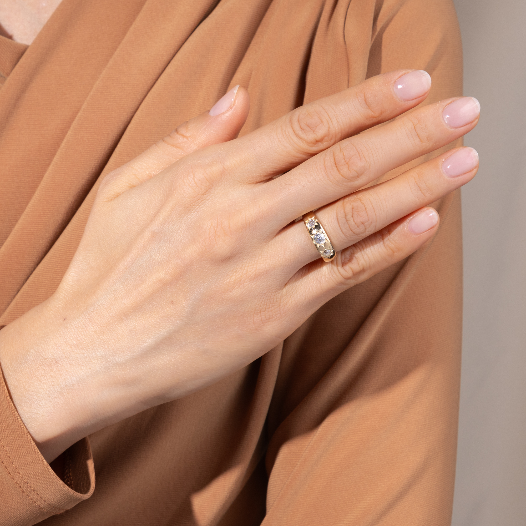 Antiker Ring mit drei Diamanten im Altschliff, Deutschland um 1890 Antiker Ring mit drei Diamanten im Altschliff, Deutschland um 1890