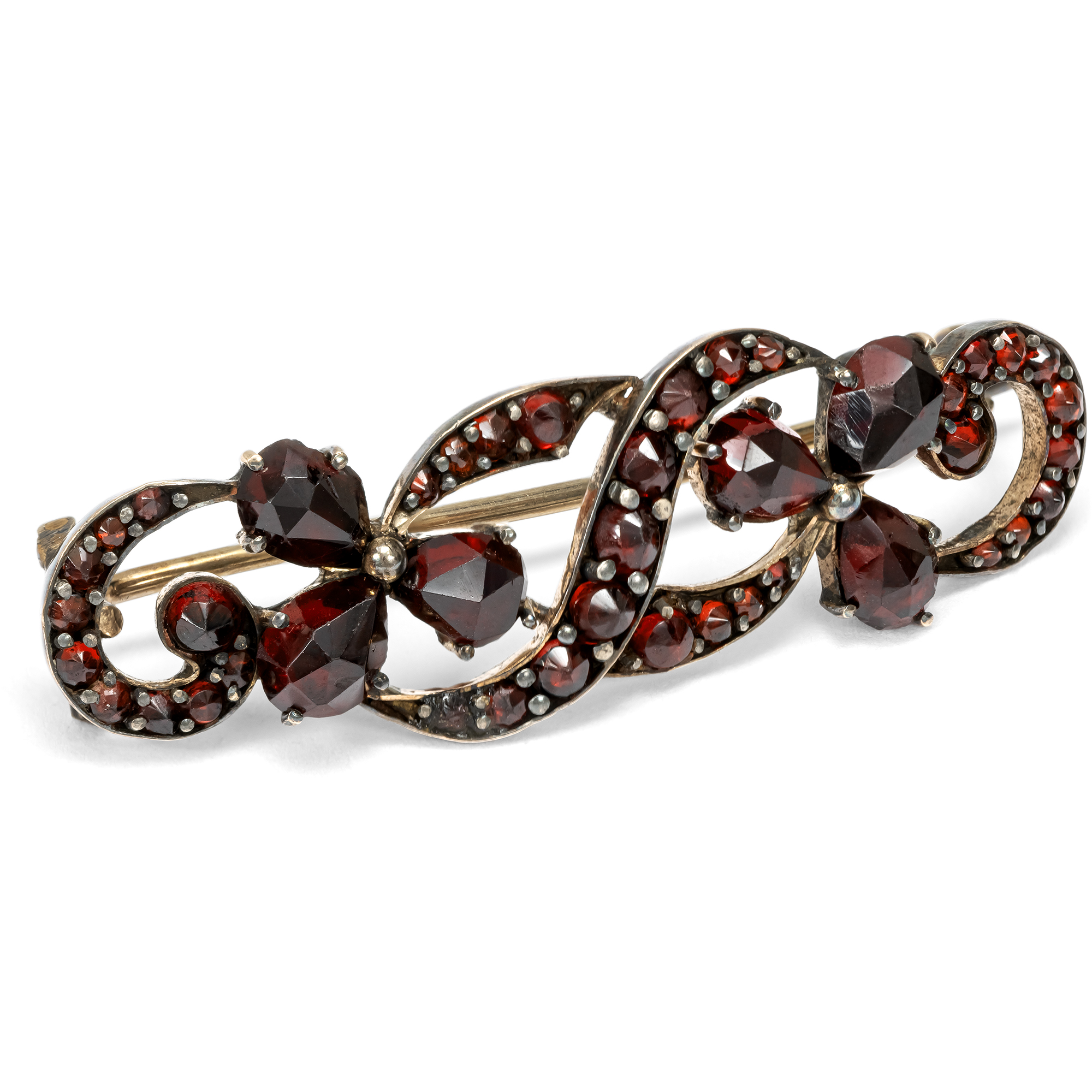 Kleine Jugendstil Brosche mit Kleeblättern aus Granat, um 1895 Kleine Jugendstil Brosche mit Kleeblättern aus Granat, um 1895