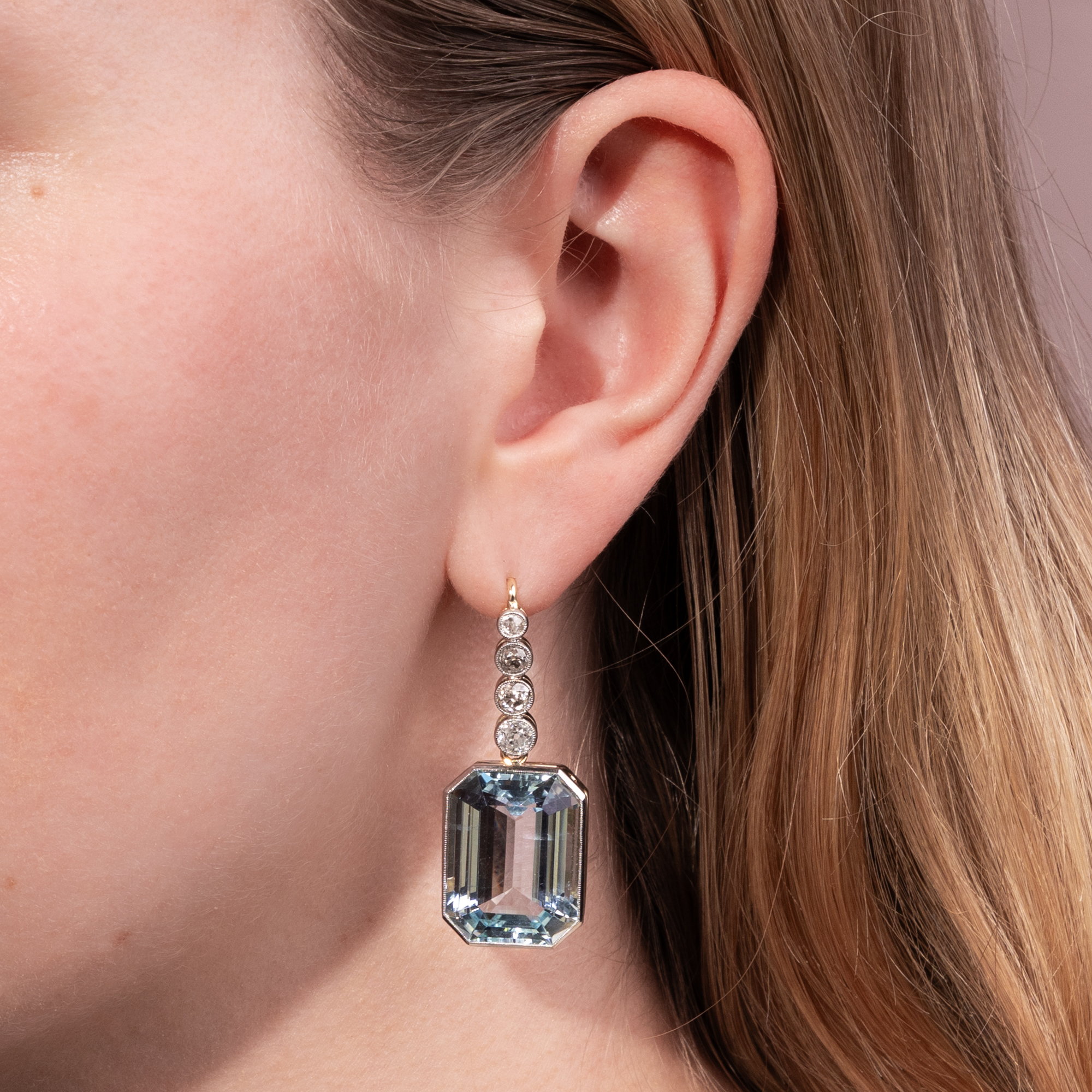 Glamouröse Ohrringe mit Diamanten & großen Aquamarinen, aus unserer Werkstatt Glamouröse Ohrringe mit Diamanten & großen Aquamarinen, aus unserer Werkstatt