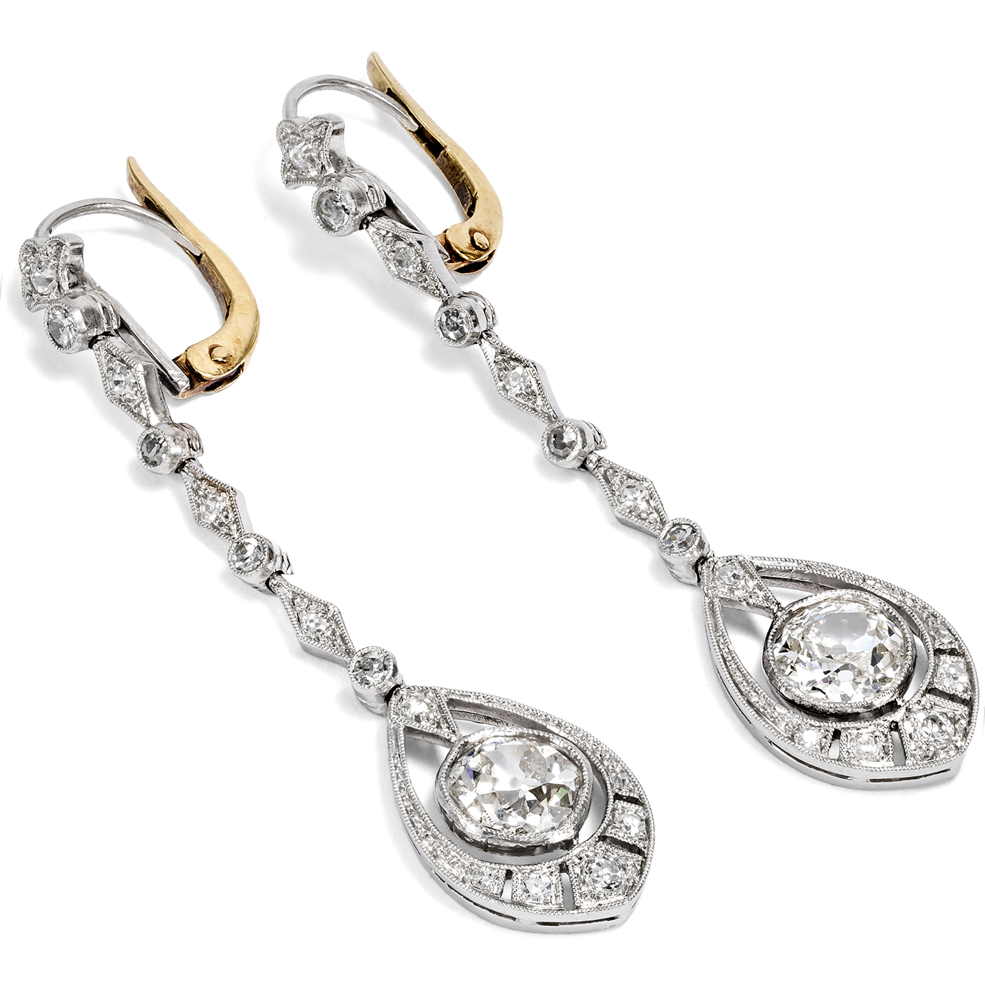 Großartige lange Ohrringe mit Diamanten in Platin, um 1915 Großartige lange Ohrringe mit Diamanten in Platin, um 1915