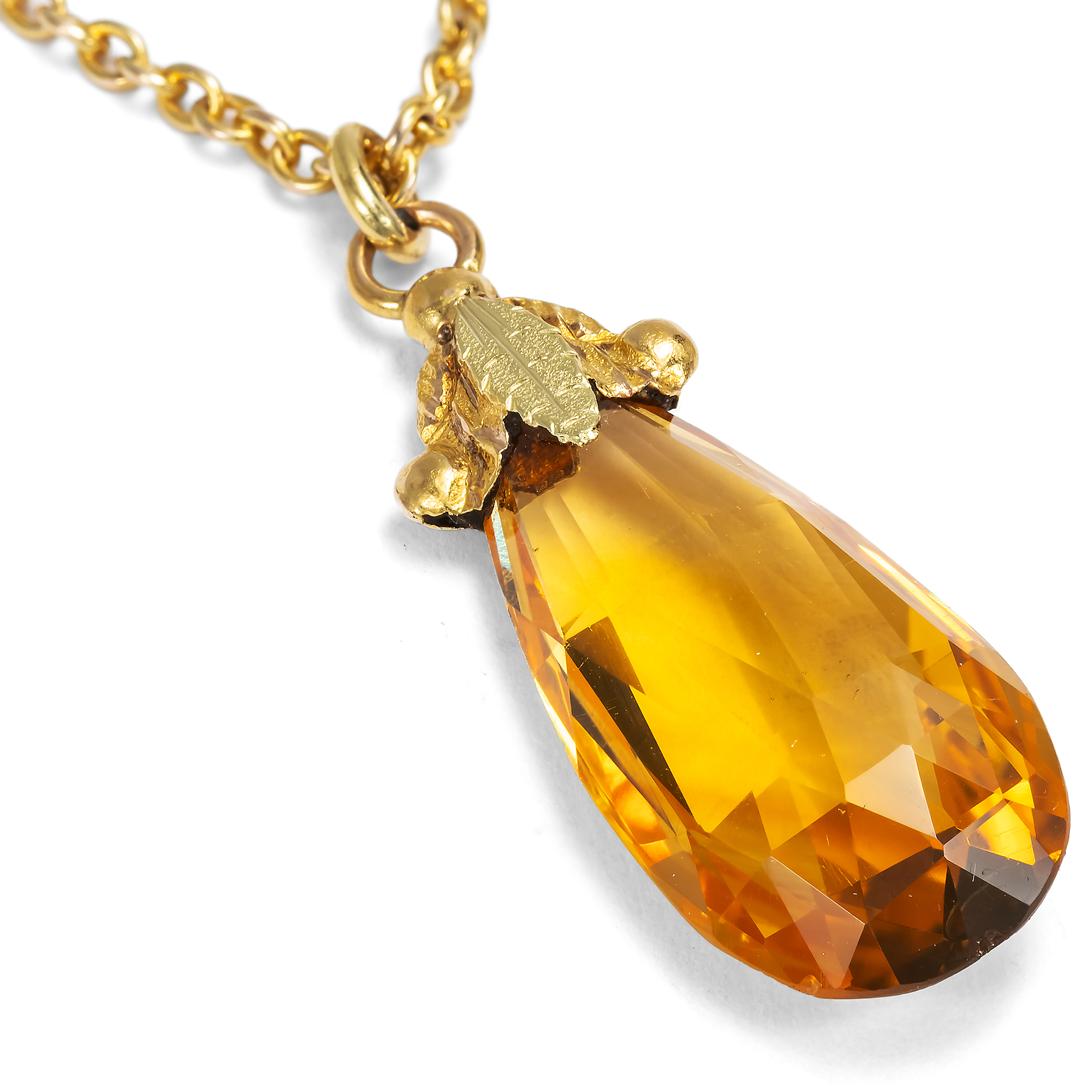 Eleganter Anhänger mit Citrin im Brioletteschliff in Gold, um 1910 Eleganter Anhänger mit Citrin im Brioletteschliff in Gold, um 1910