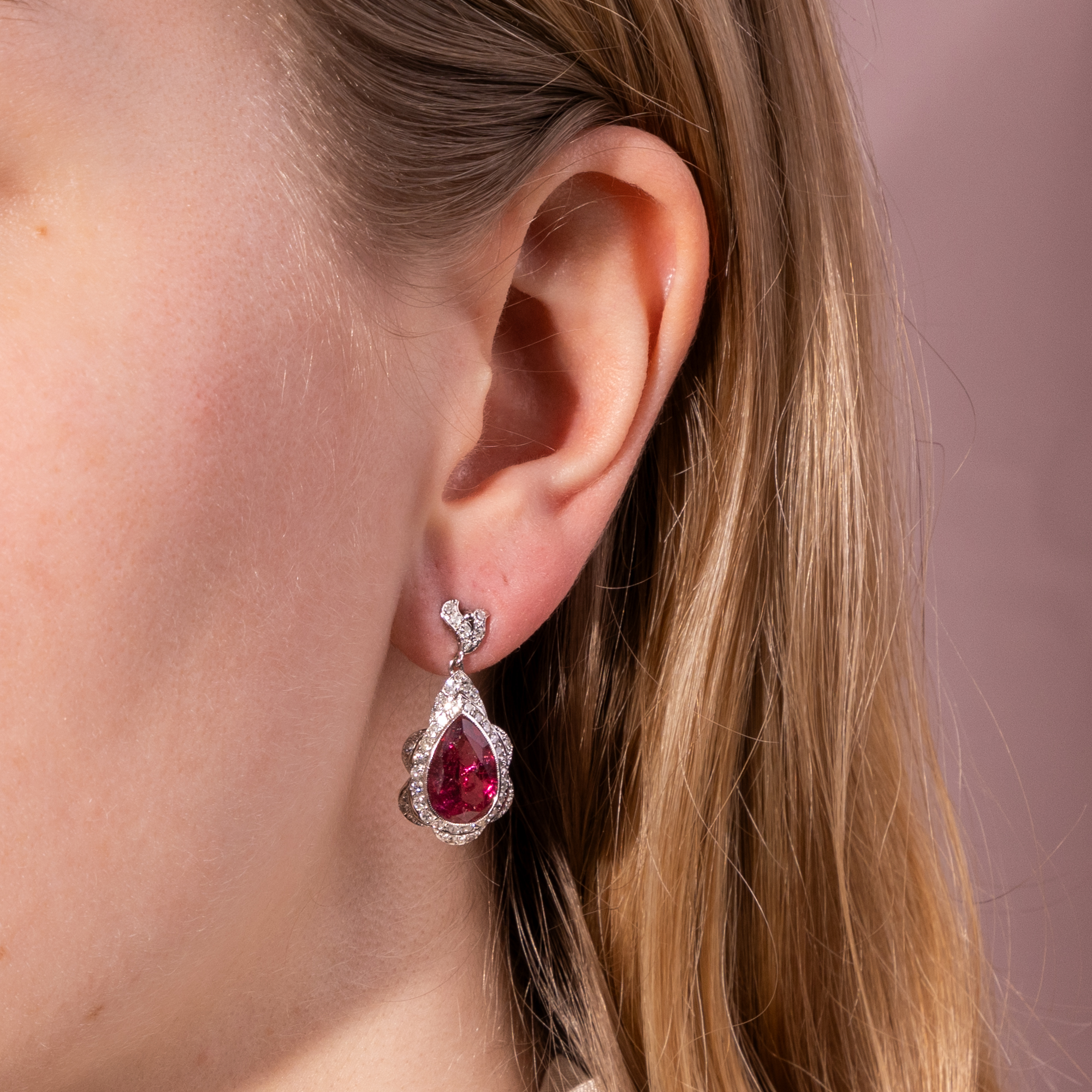 Elegante Ohrringe mit Rubelliten & Diamanten in Weißgold, um 2000 Elegante Ohrringe mit Rubelliten & Diamanten in Weißgold, um 2000