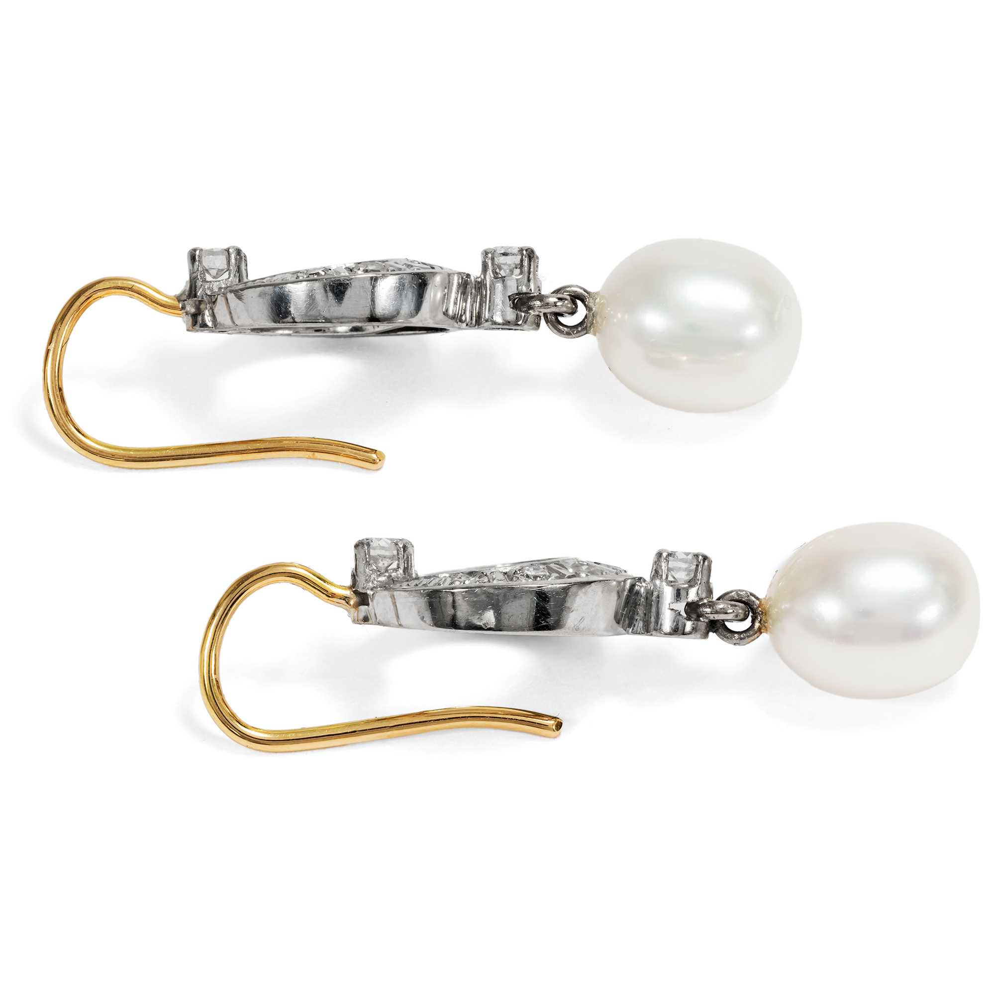 Elegante Ohrringe aus Perlen & vintage Diamanten, entstanden in unserer Werkstatt Elegante Ohrringe aus Perlen & vintage Diamanten, entstanden in unserer Werkstatt