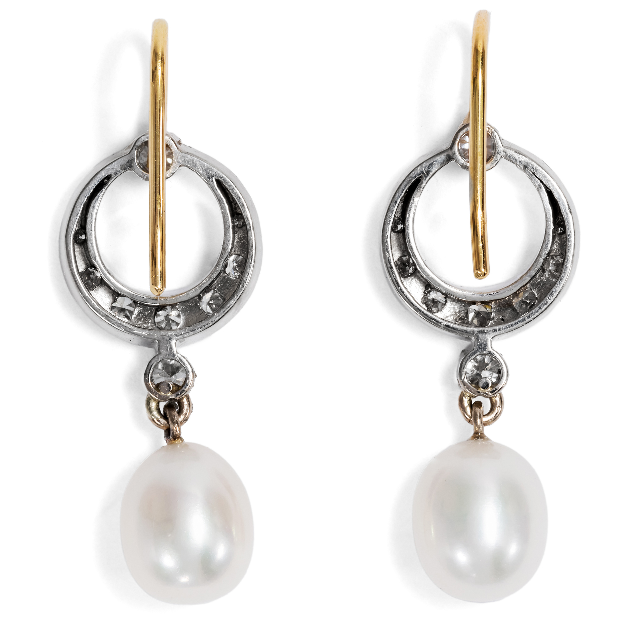 Elegante Ohrringe aus Perlen & vintage Diamanten, entstanden in unserer Werkstatt Elegante Ohrringe aus Perlen & vintage Diamanten, entstanden in unserer Werkstatt