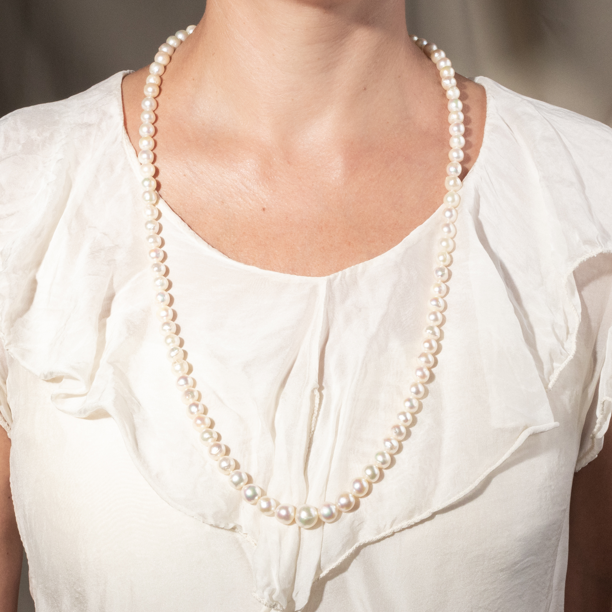 Langes Collier aus Salzwasser-Zuchtperlen im Verlauf, um 1970 Langes Collier aus Salzwasser-Zuchtperlen im Verlauf, um 1970