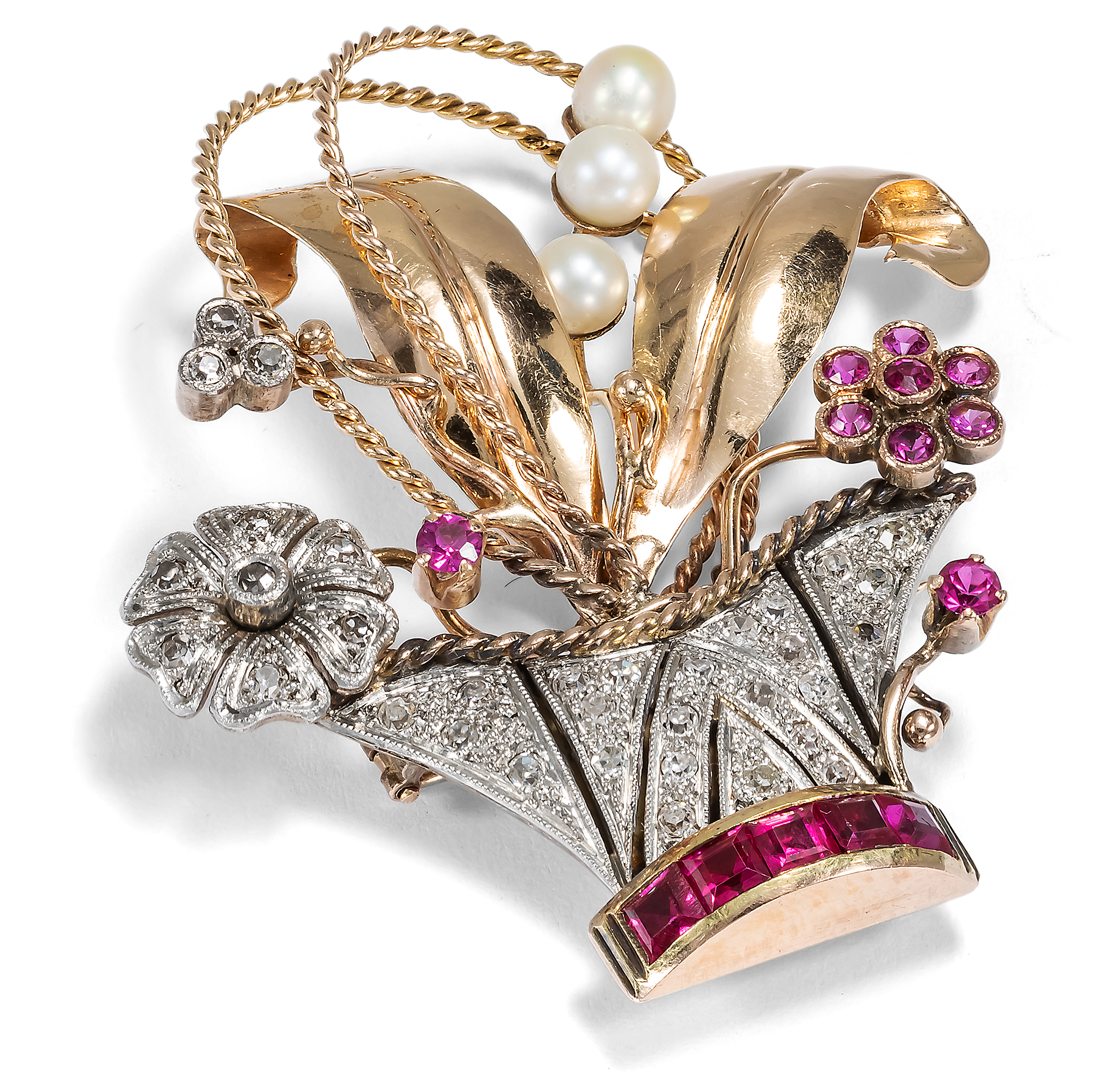 Eleganter Blumenkorb mit Perlen, Diamanten & synthetischen Rubinen in Gold, um 1940 Eleganter Blumenkorb mit Perlen, Diamanten & synthetischen Rubinen in Gold, um 1940