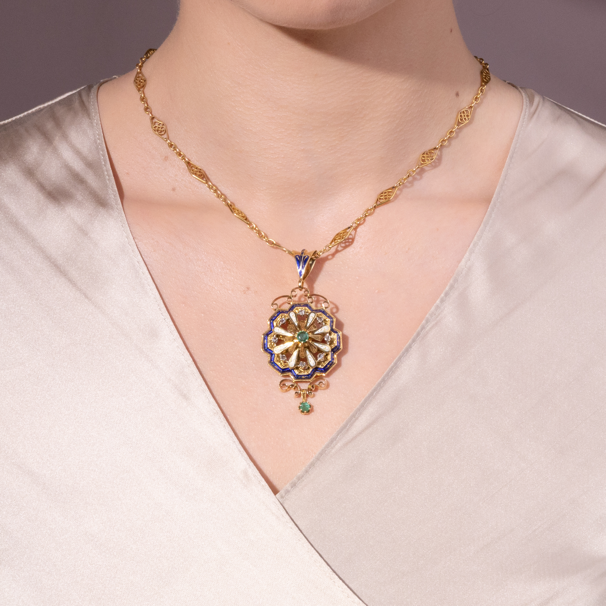 Prachtvolle Anhänger-Brosche mit passender Kette aus Gold mit Smaragden & Diamanten, um 1935 Prachtvolle Anhänger-Brosche mit passender Kette aus Gold mit Smaragden & Diamanten, um 1935