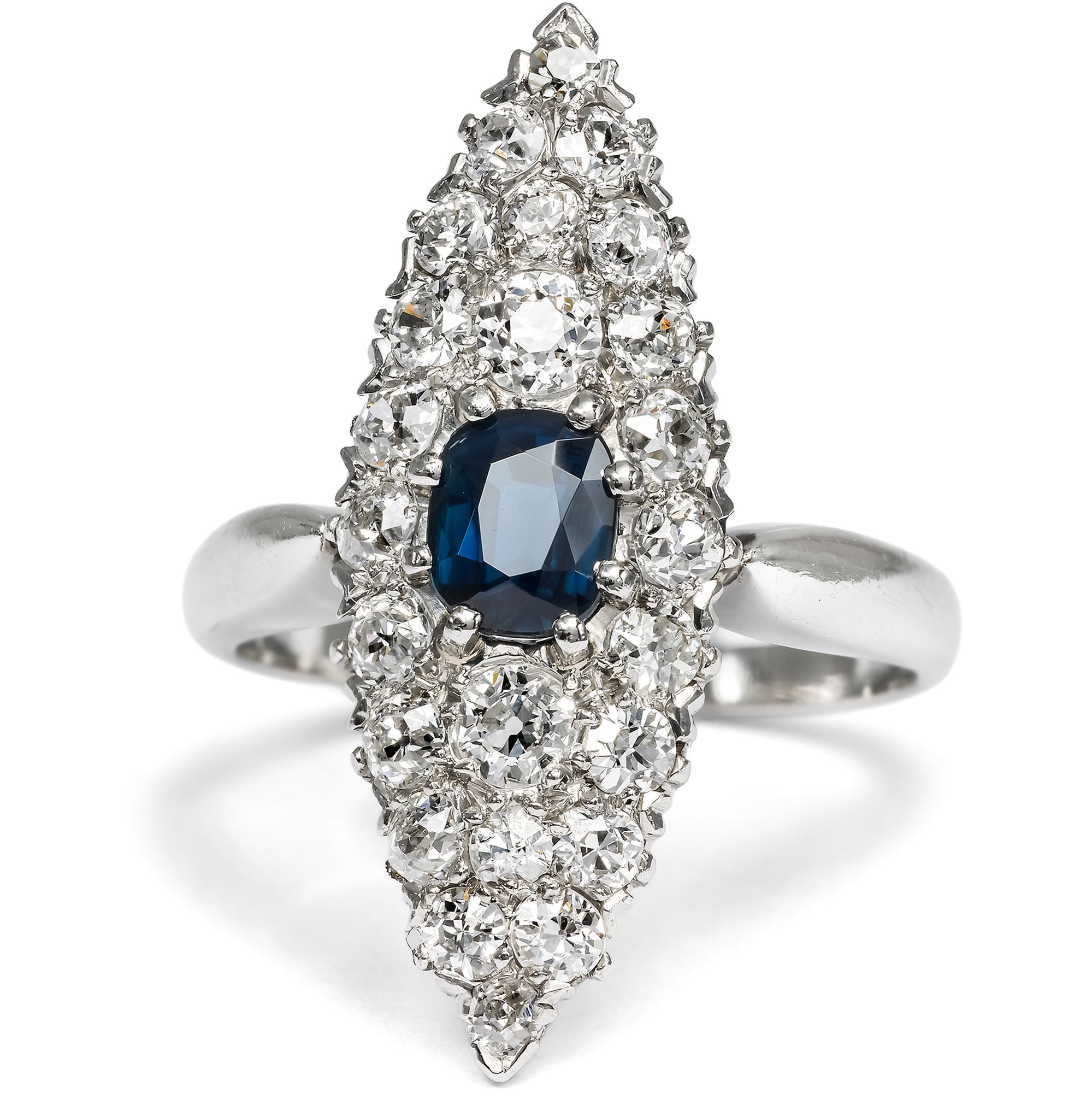Antiker Schiffchenring mit blauem Saphir und Altschliff Diamanten, um 1890 Antiker Schiffchenring mit blauem Saphir und Altschliff Diamanten, um 1890