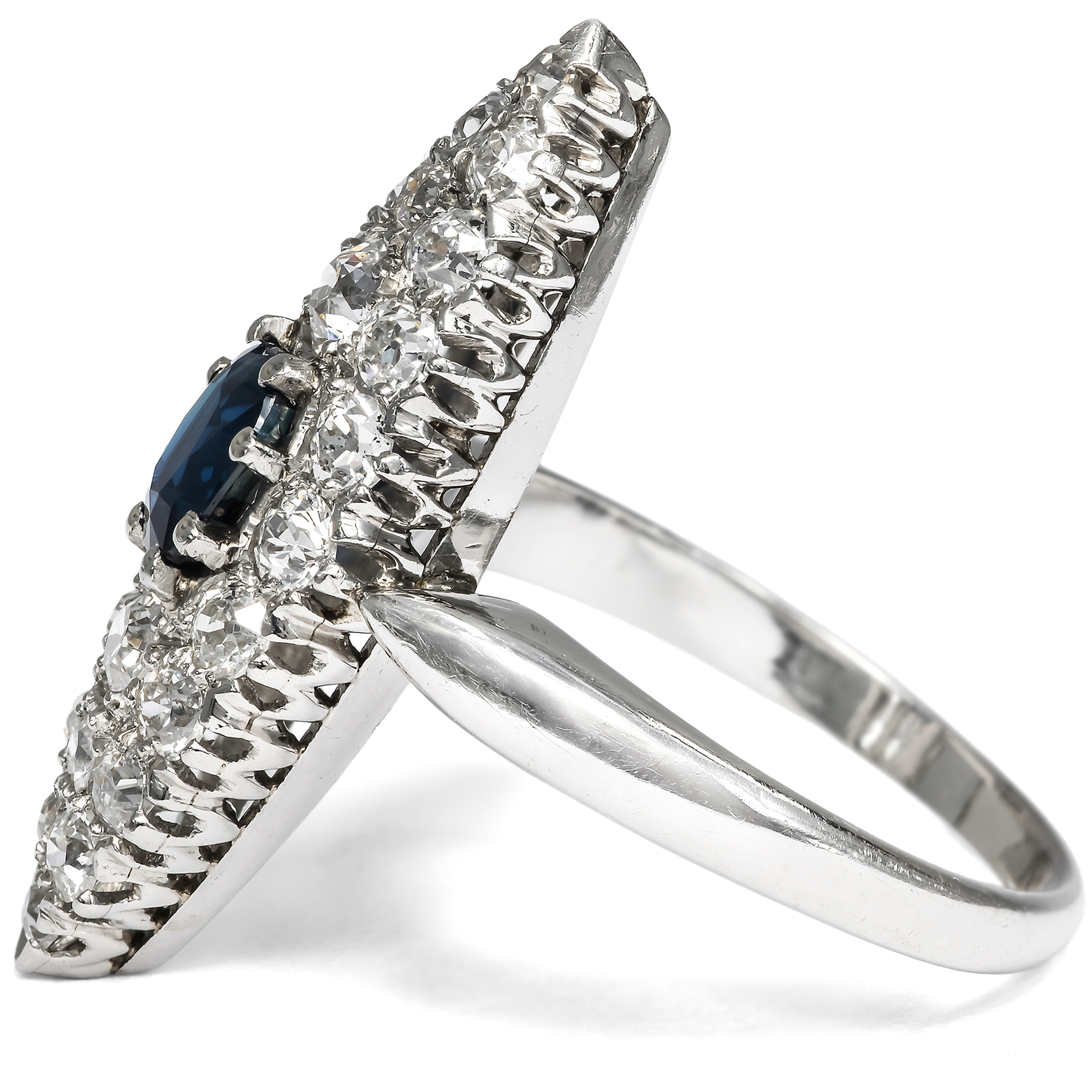 Antiker Schiffchenring mit blauem Saphir und Altschliff Diamanten, um 1890 Antiker Schiffchenring mit blauem Saphir und Altschliff Diamanten, um 1890