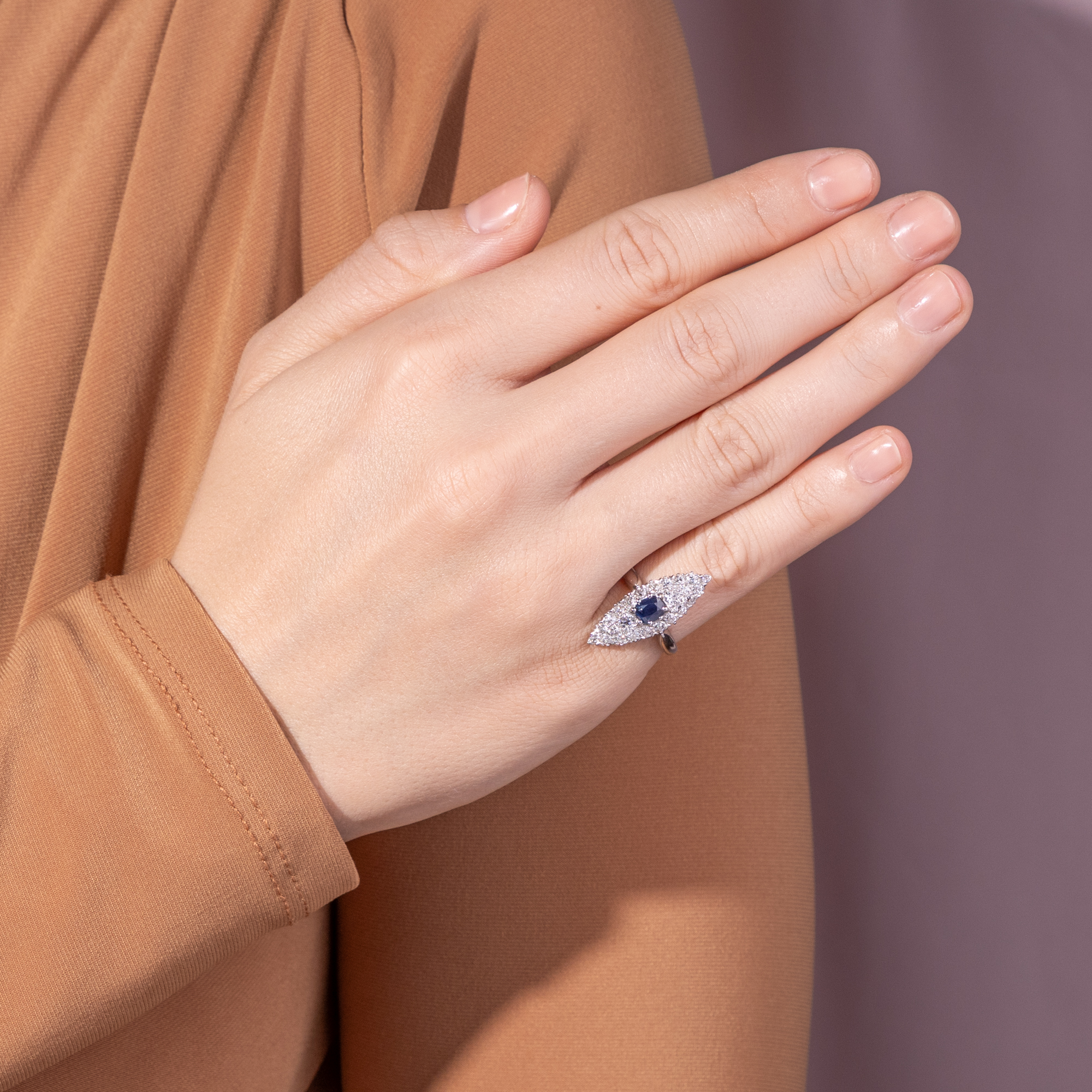 Antiker Schiffchenring mit blauem Saphir und Altschliff Diamanten, um 1890 Antiker Schiffchenring mit blauem Saphir und Altschliff Diamanten, um 1890