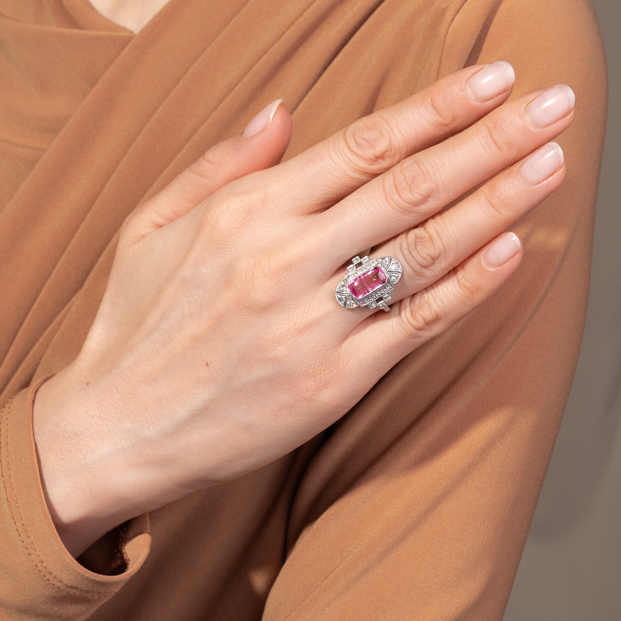 Eleganter Art Déco Ring mit rosa Turmalin & Diamanten, um 1930 Eleganter Art Déco Ring mit rosa Turmalin & Diamanten, um 1930
