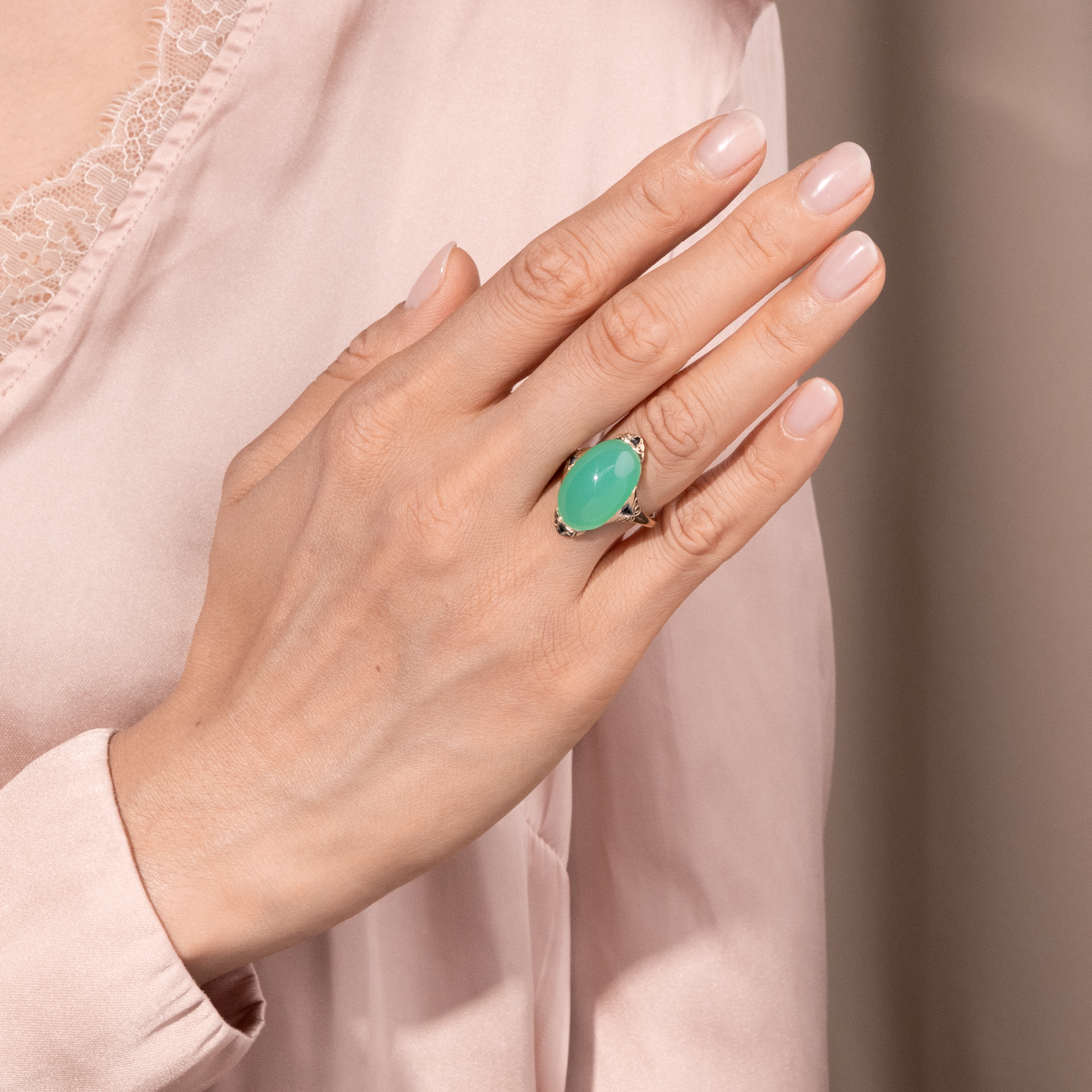 Cocktailring des Art Déco mit Chrysopras & Onyx, Deutschland um 1935 Cocktailring des Art Déco mit Chrysopras & Onyx, Deutschland um 1935