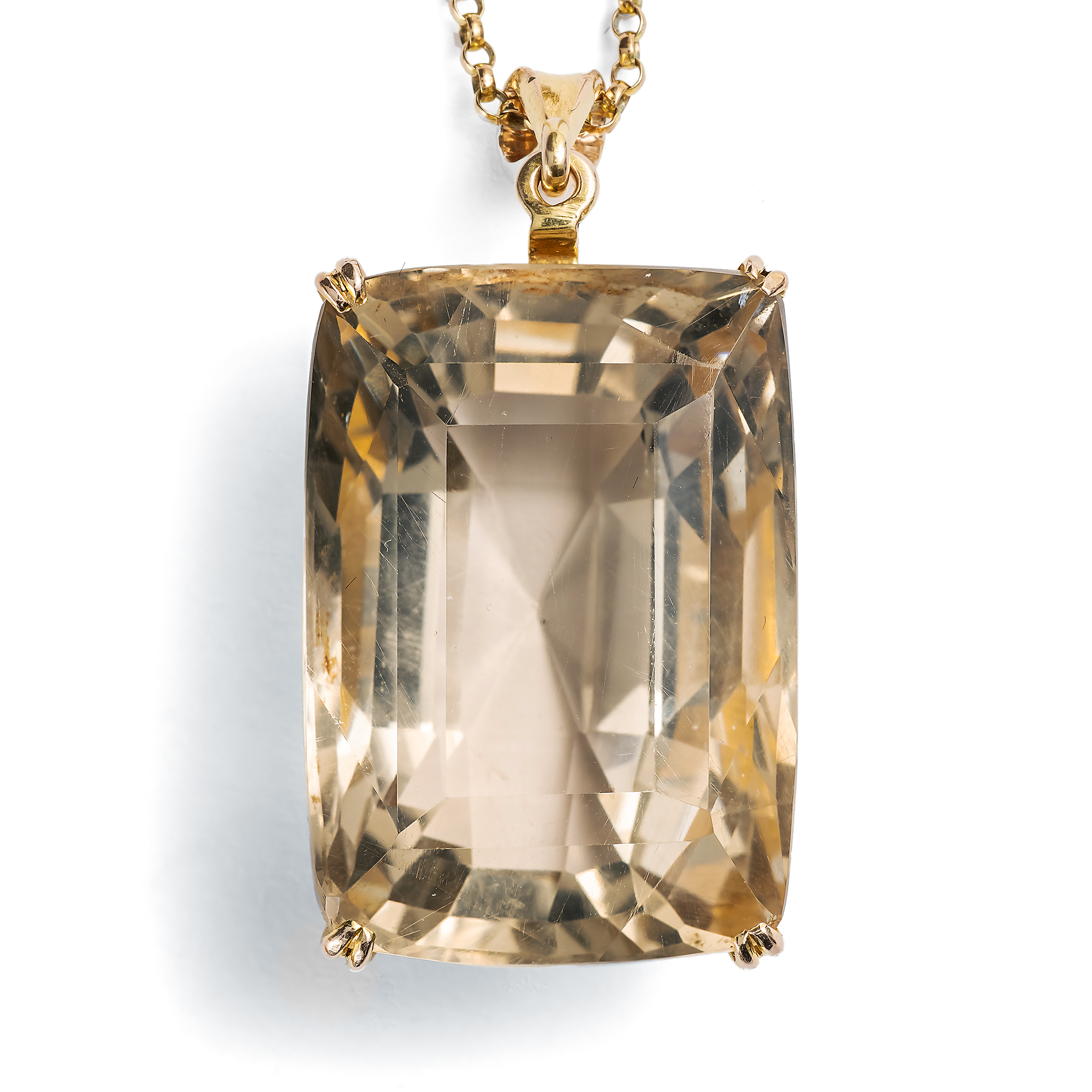 Eindrucksvoller Anhänger mit gelbgrauem Quarz in Gold, um 1935 Eindrucksvoller Anhänger mit gelbgrauem Quarz in Gold, um 1935