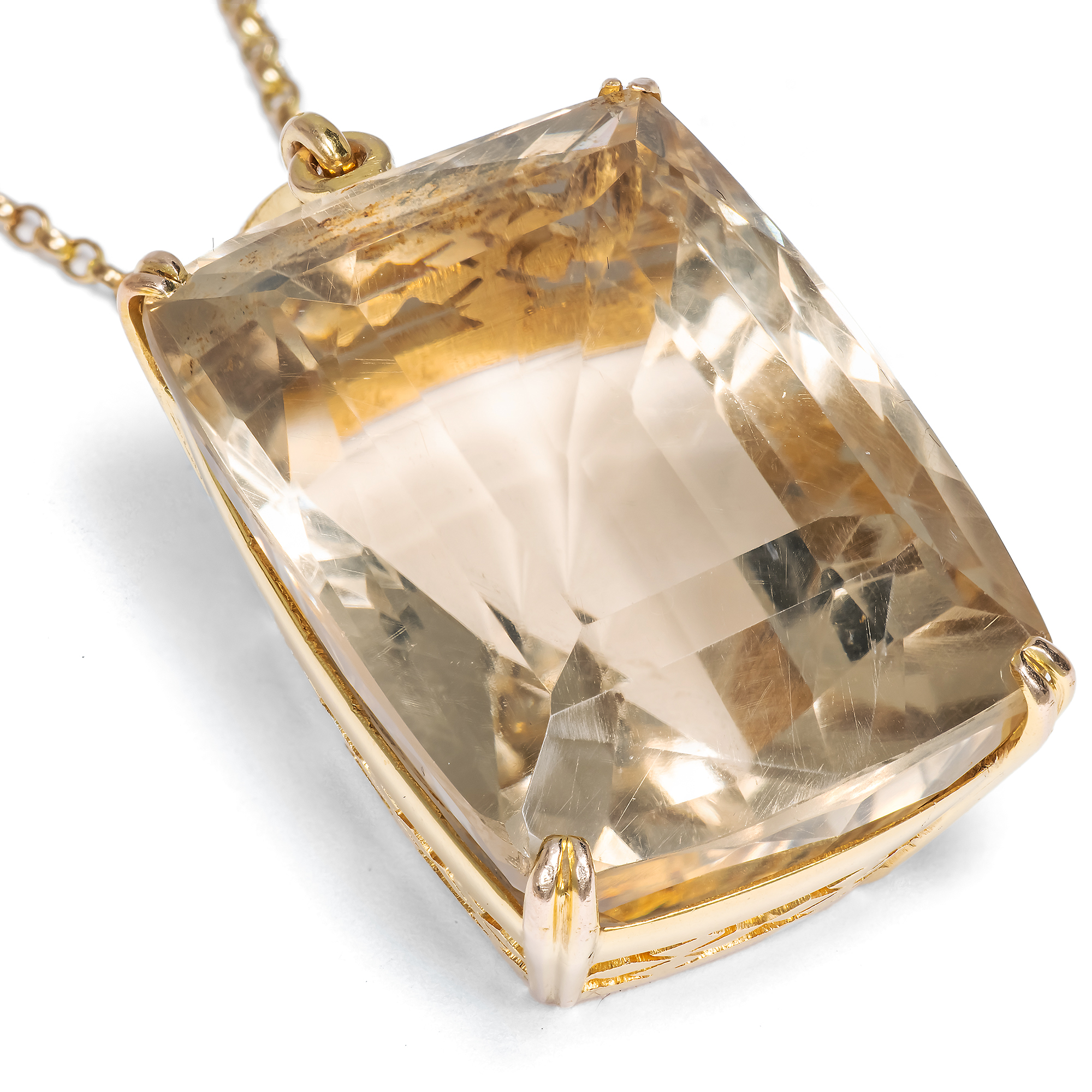 Eindrucksvoller Anhänger mit gelbgrauem Quarz in Gold, um 1935 Eindrucksvoller Anhänger mit gelbgrauem Quarz in Gold, um 1935