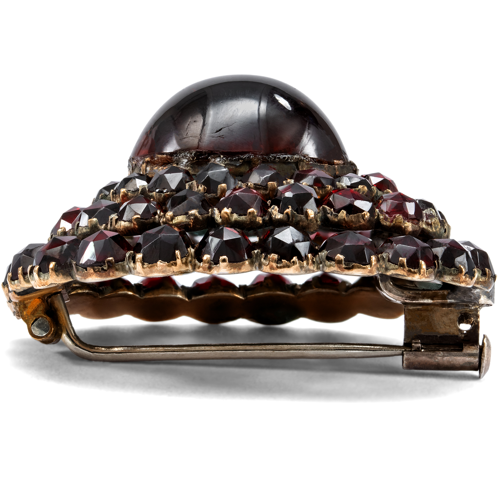 Antike Brosche mit warm leuchtenden, roten Granaten, um 1880 Antike Brosche mit warm leuchtenden, roten Granaten, um 1880