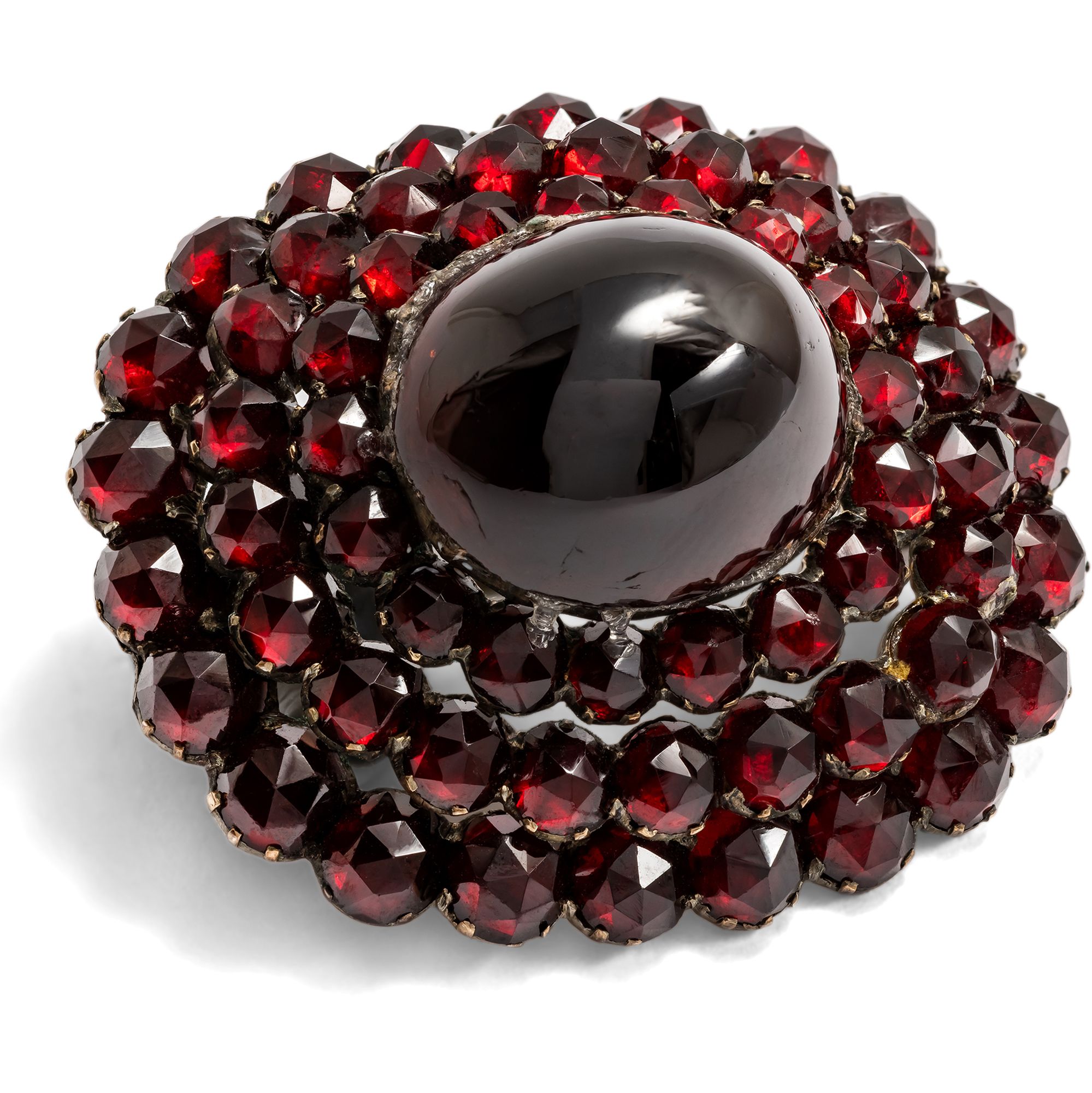 Antike Brosche mit warm leuchtenden, roten Granaten, um 1880 Antike Brosche mit warm leuchtenden, roten Granaten, um 1880