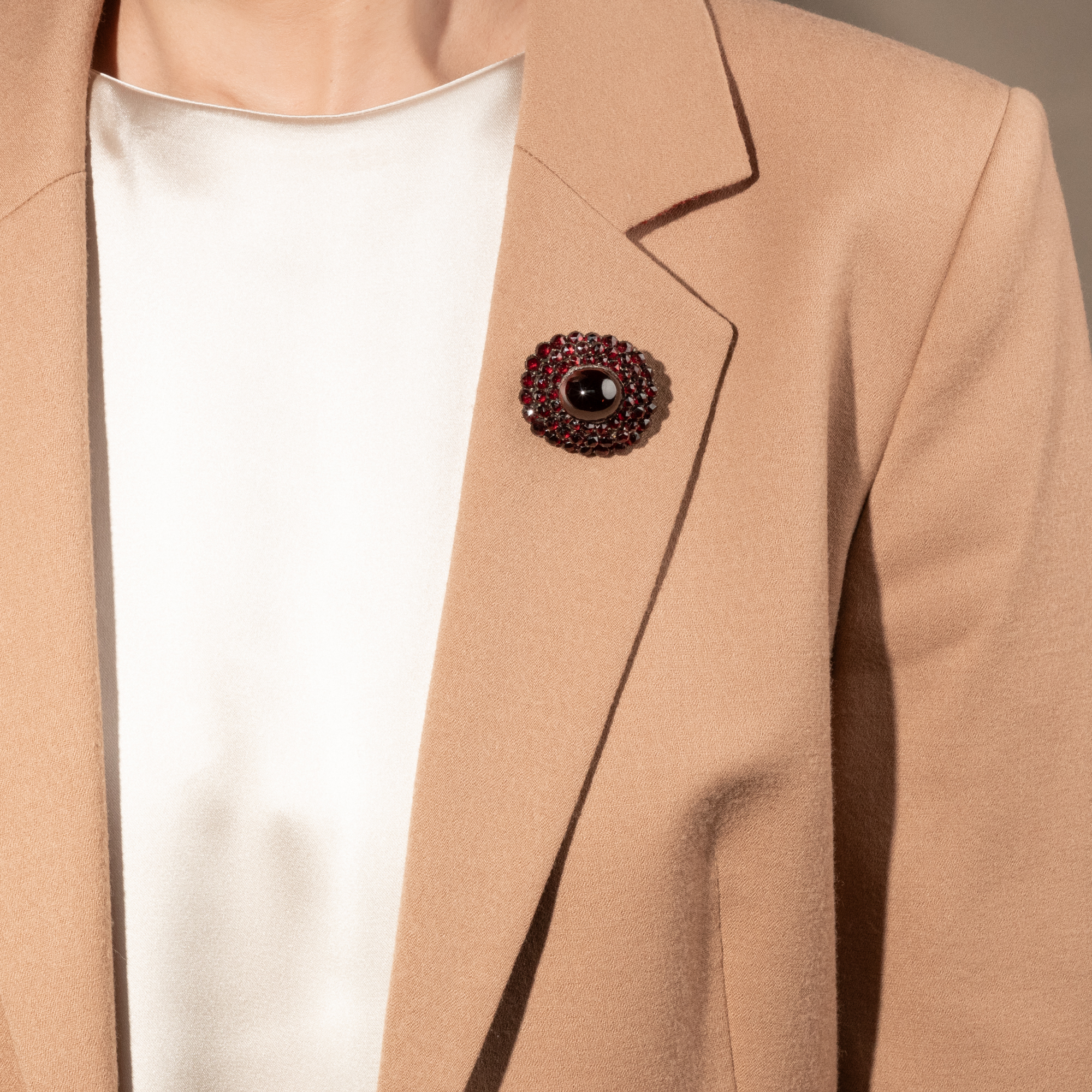 Antike Brosche mit warm leuchtenden, roten Granaten, um 1880 Antike Brosche mit warm leuchtenden, roten Granaten, um 1880