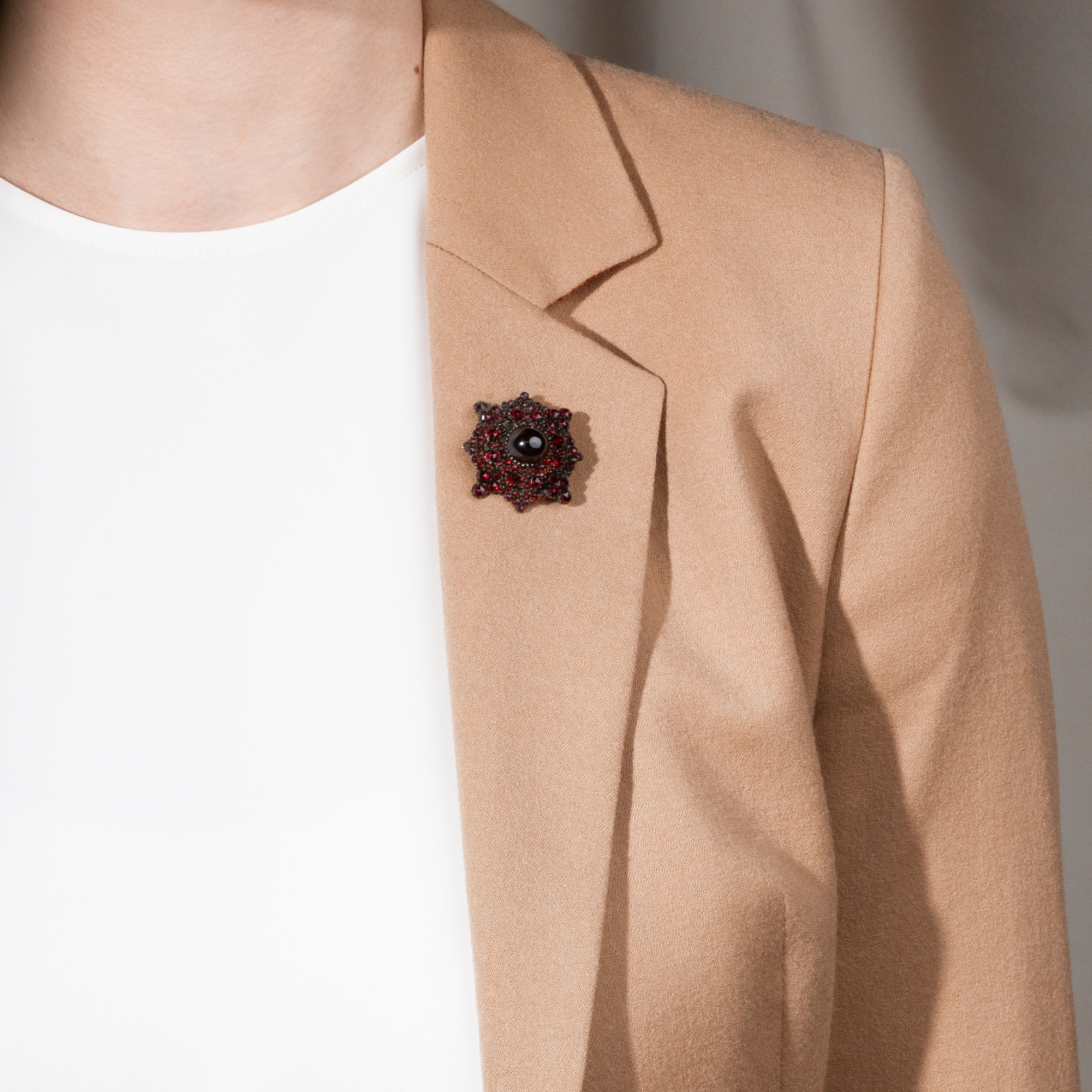 Antike Brosche in Sternform mit roten Granaten, um 1880 Antike Brosche in Sternform mit roten Granaten, um 1880