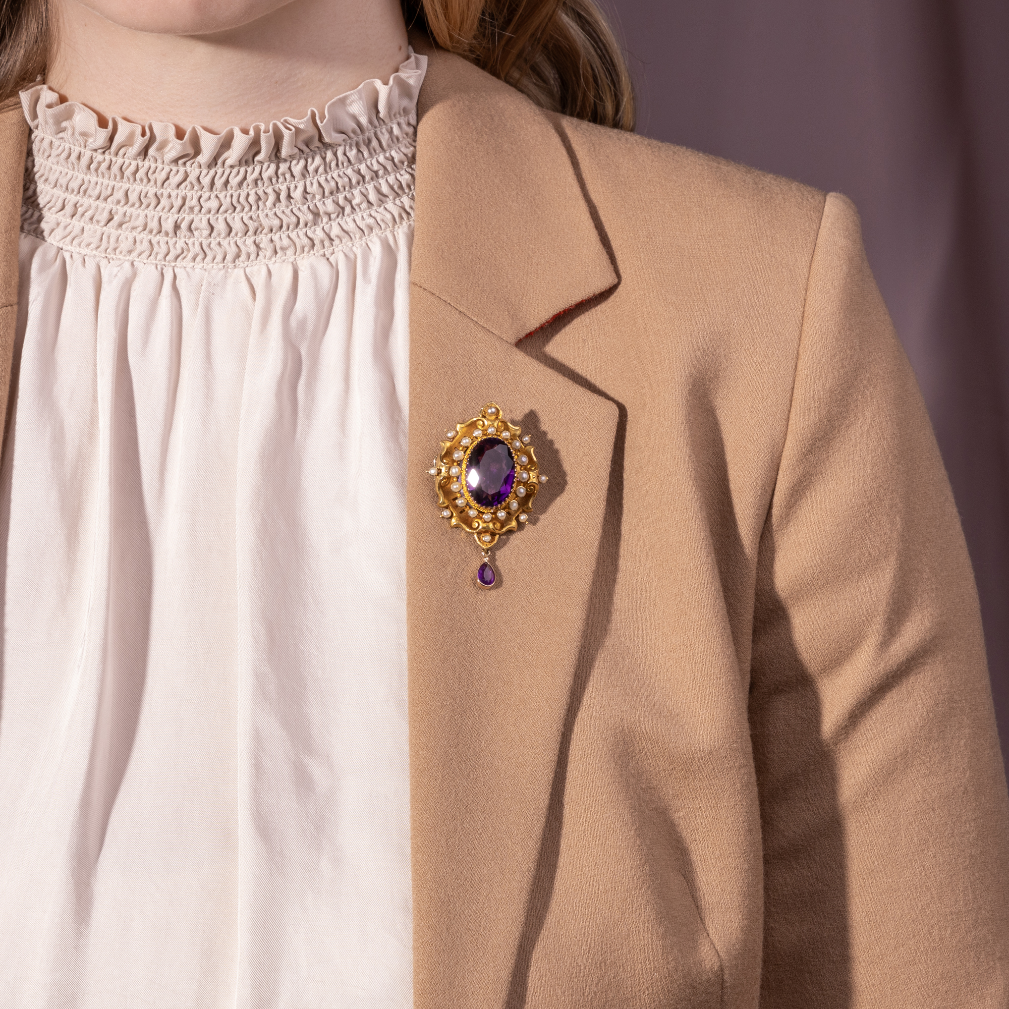 Prachtvolle Anhänger-Brosche mit Amethyst & Medaillonfach, um 1885 Prachtvolle Anhänger-Brosche mit Amethyst & Medaillonfach, um 1885