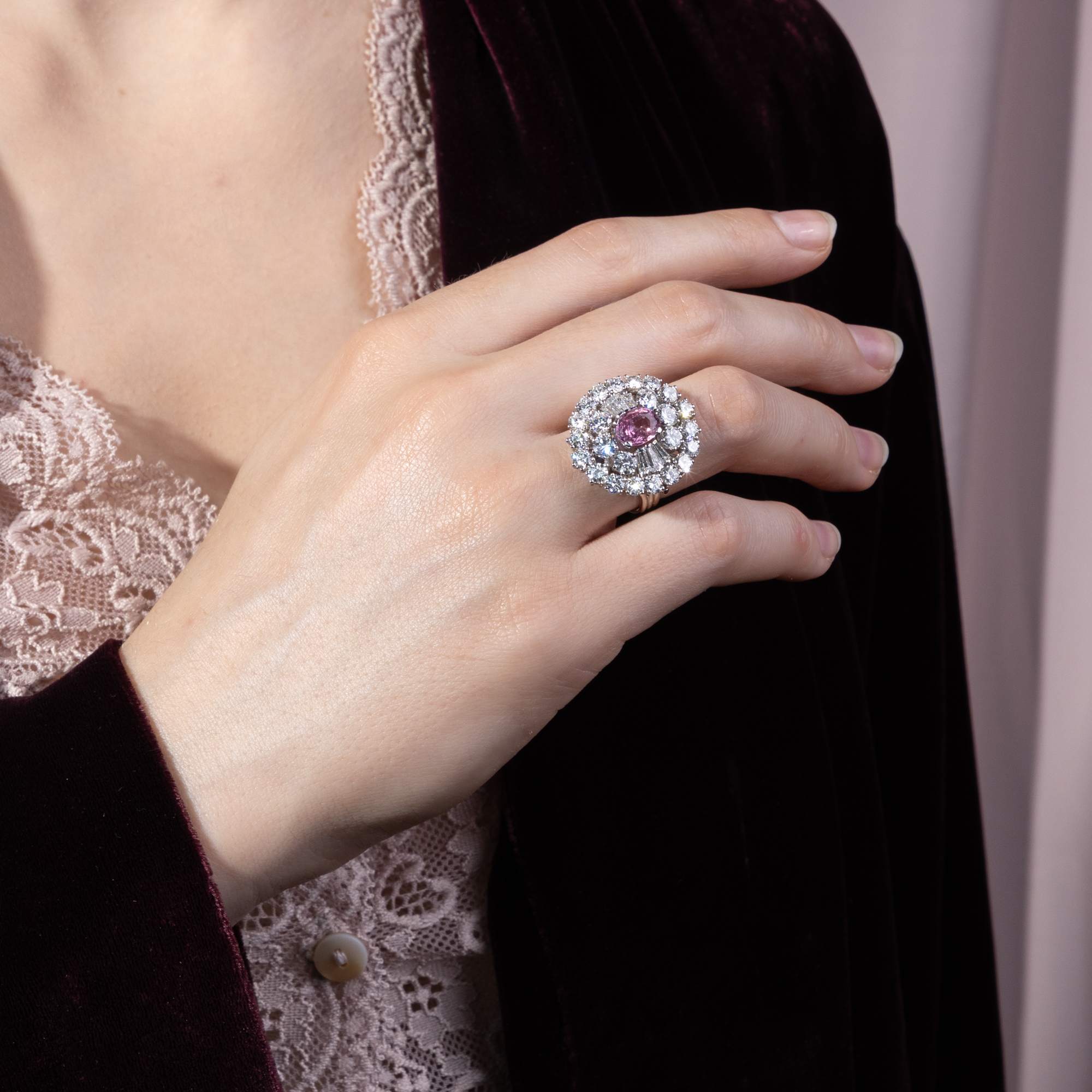 Prachtvoller vintage Ring mit Padparadscha-Saphir & Diamanten, um 1965 & später Prachtvoller vintage Ring mit Padparadscha-Saphir & Diamanten, um 1965 & später