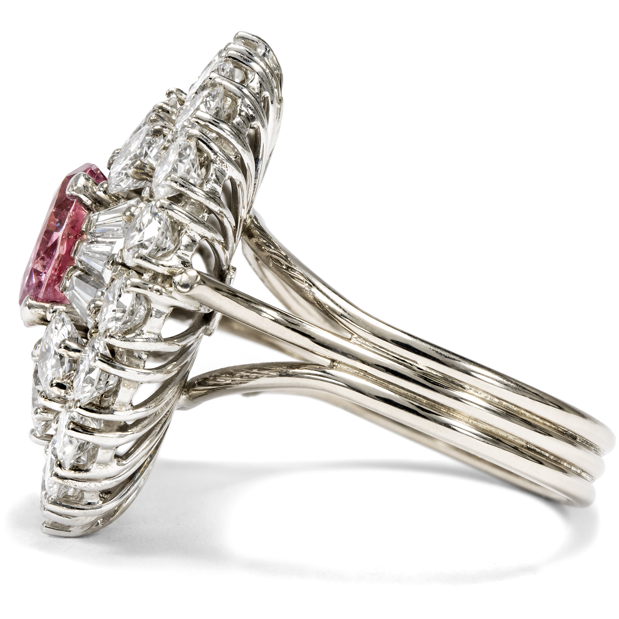 Prachtvoller vintage Ring mit Padparadscha-Saphir & Diamanten, um 1965 & später Prachtvoller vintage Ring mit Padparadscha-Saphir & Diamanten, um 1965 & später